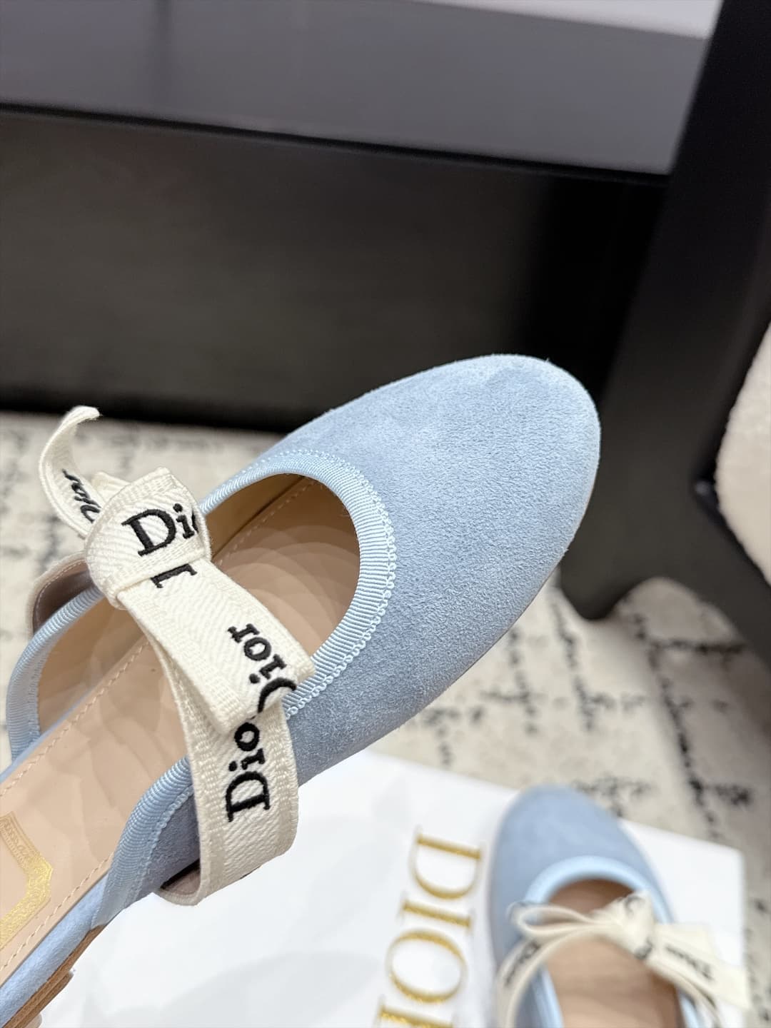 D5807 Dior 26/New spring/summer model with bowtie, script lettering, and round toe headband — image 8