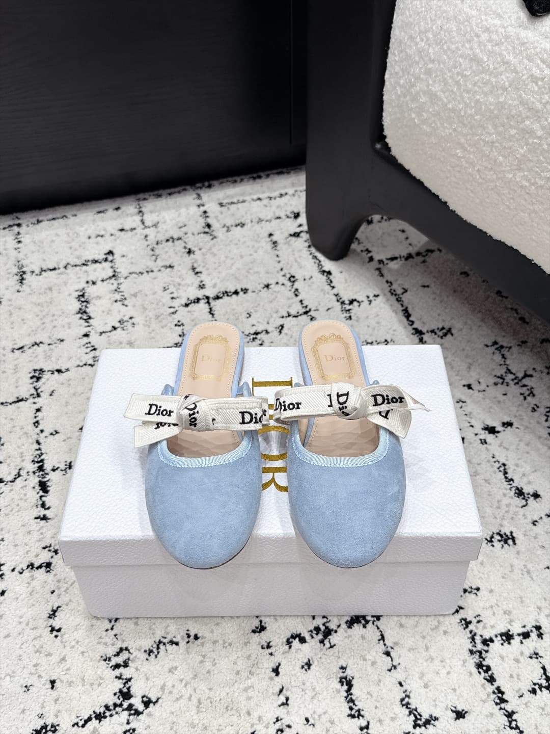 D5807 Dior 26/New spring/summer model with bowtie, script lettering, and round toe headband — image 1