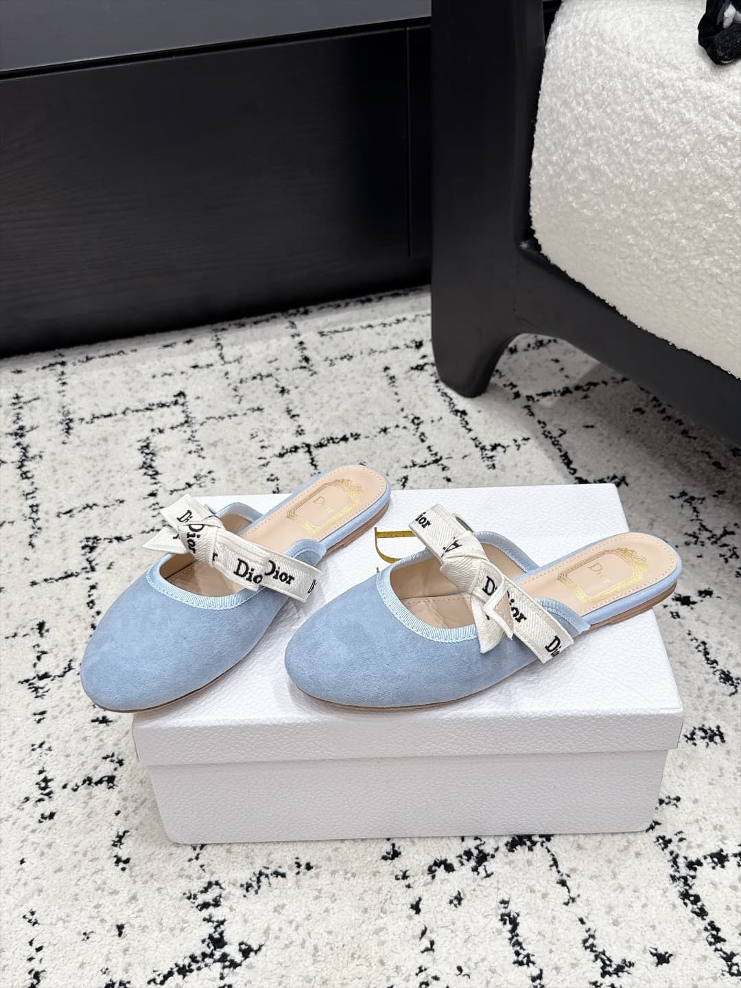 D5807 Dior 26/New spring/summer model with bowtie, script lettering, and round toe headband — image 3