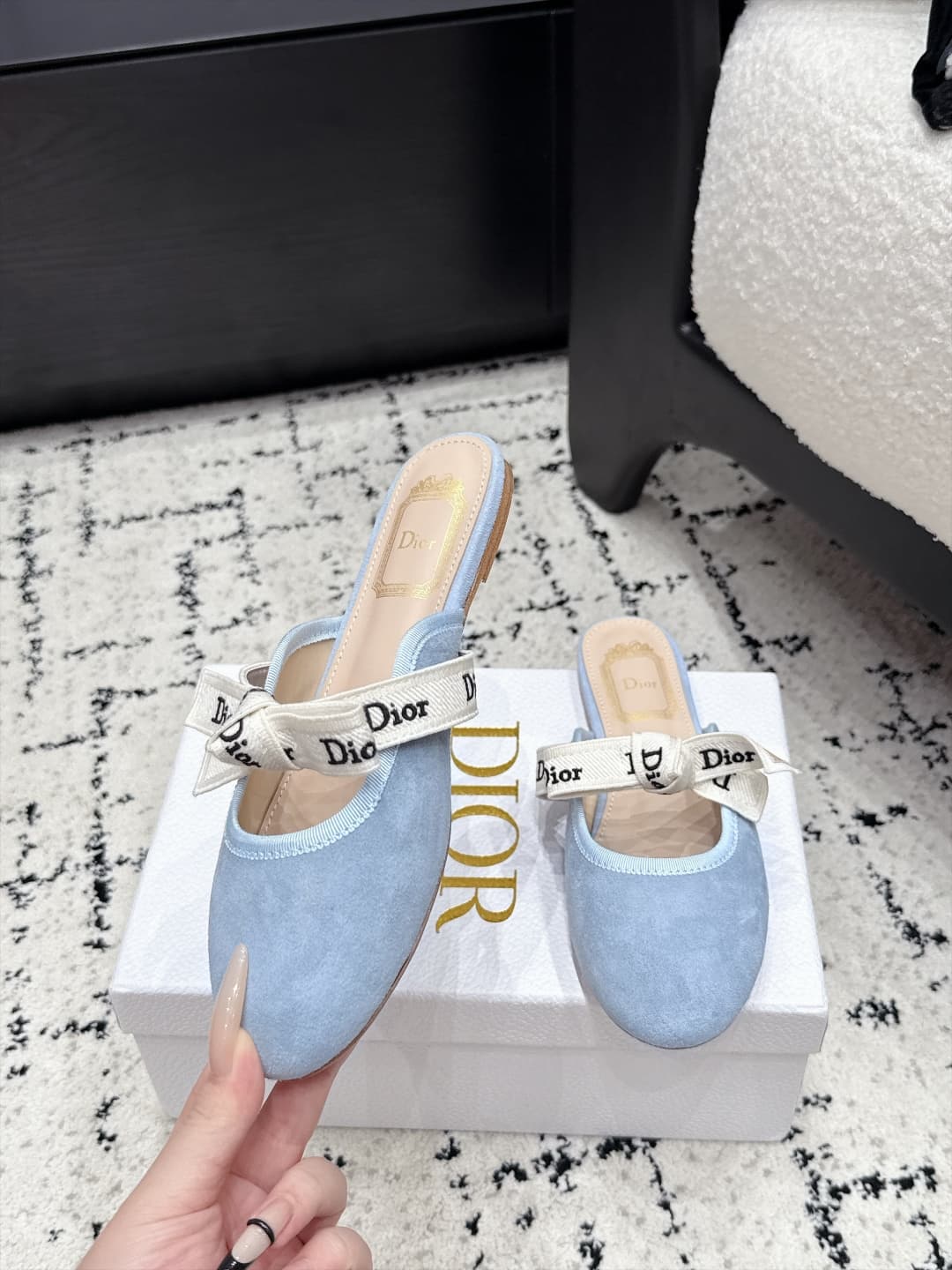 D5807 Dior 26/New spring/summer model with bowtie, script lettering, and round toe headband — image 4