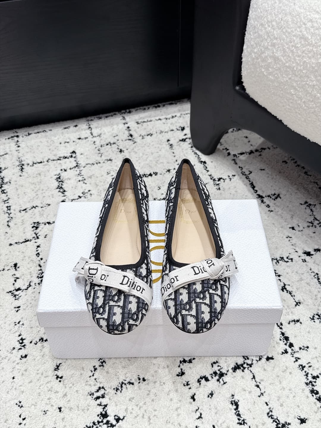D5806 Dior 26/New spring/summer model with bow and monogrammed round-toe shoes — image 1