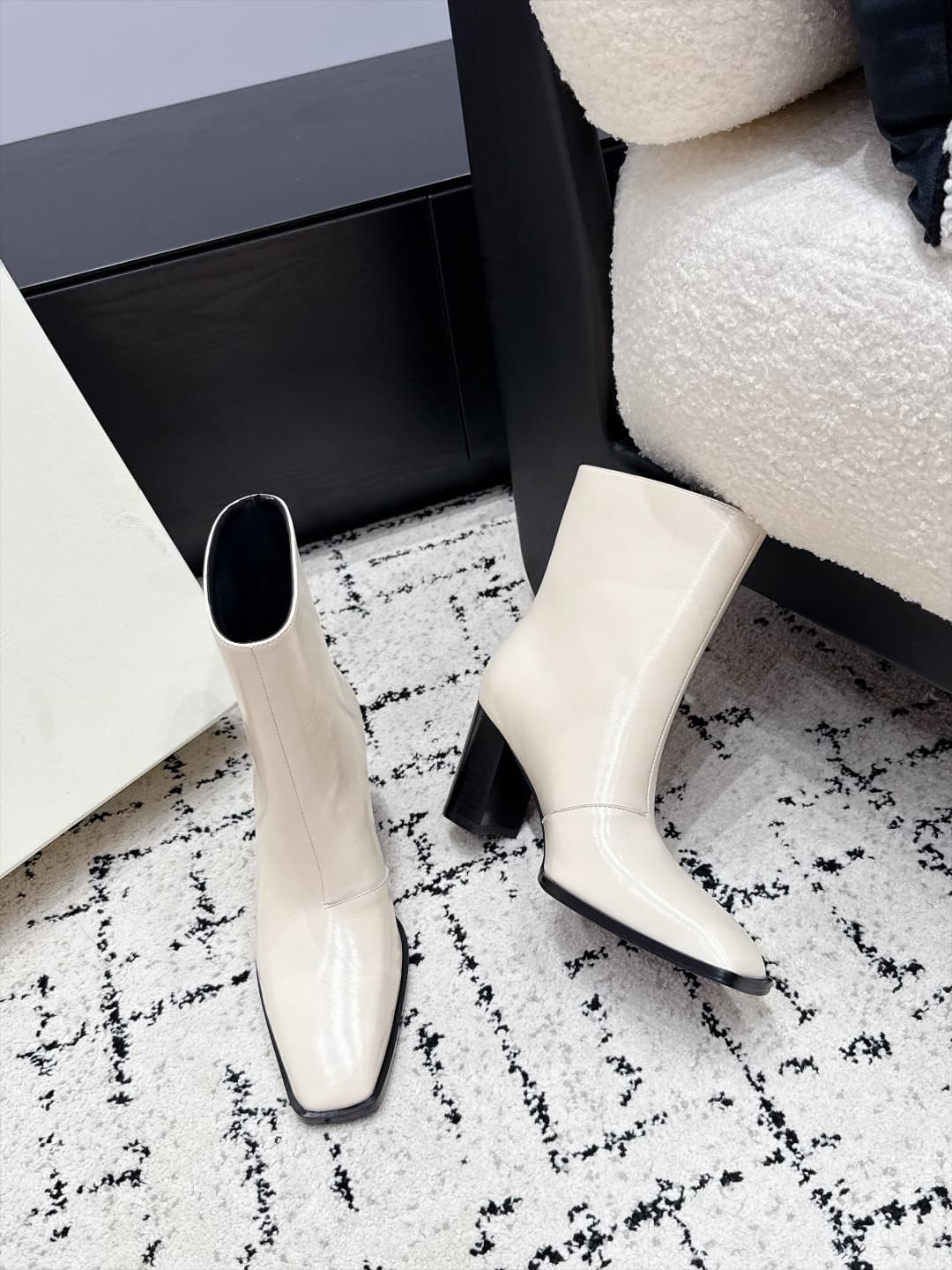D12066 SAINT LAURENT Saint Laurent 26/ Classic thick-heel metal buckle boots — image 4