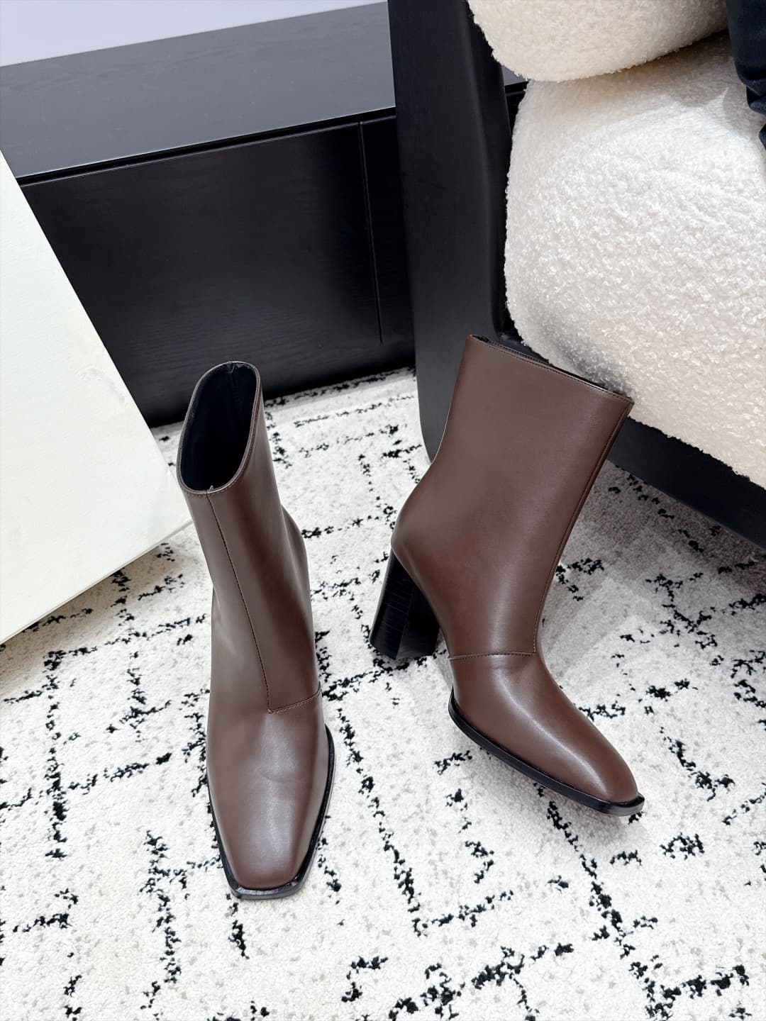 D12064 SAINT LAURENT Saint Laurent 26/ Classic thick-heel metal buckle boots — image 4
