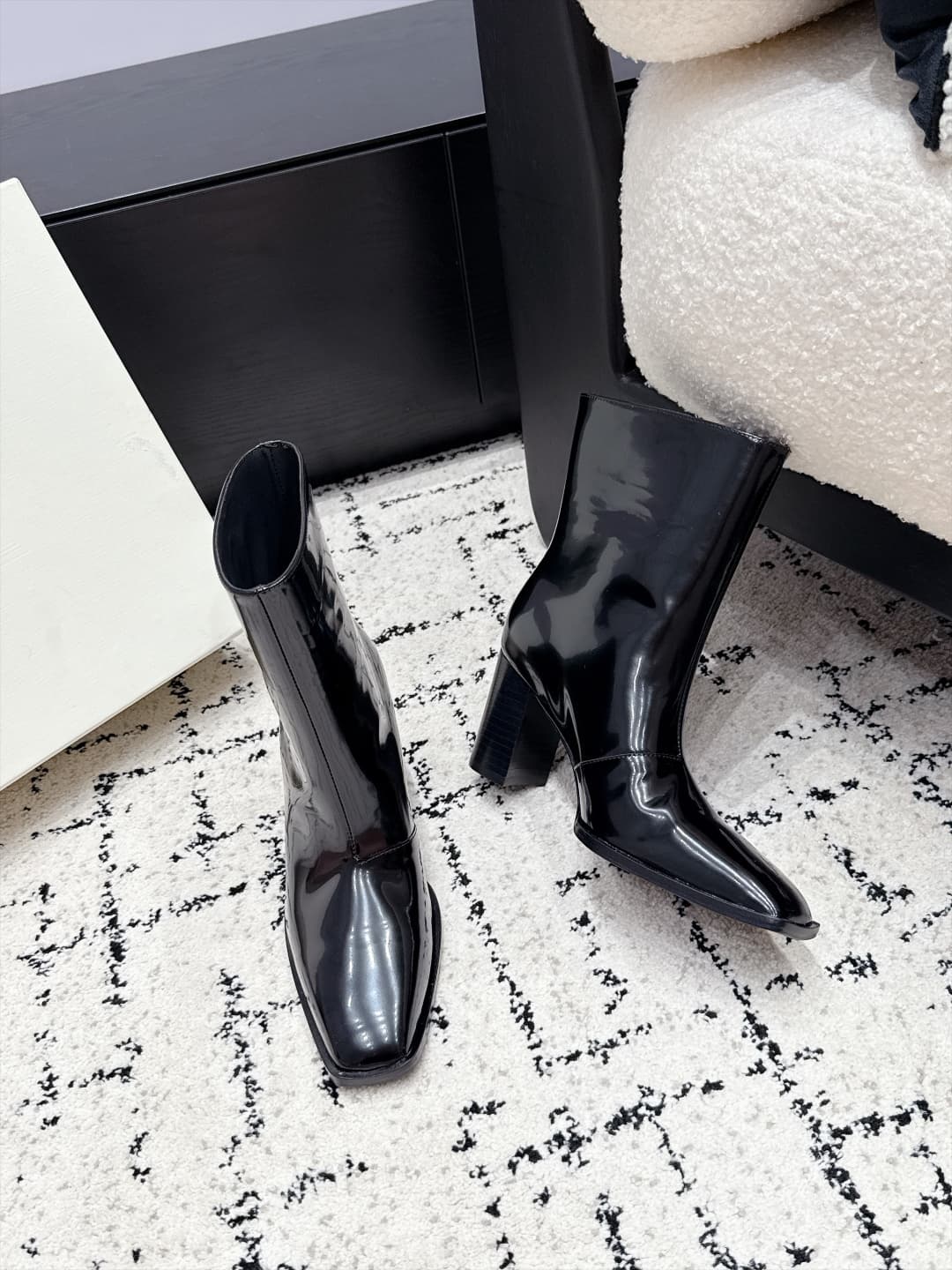 D12061 SAINT LAURENT Saint Laurent 26/ Classic thick-heel metal-closure boots — image 4