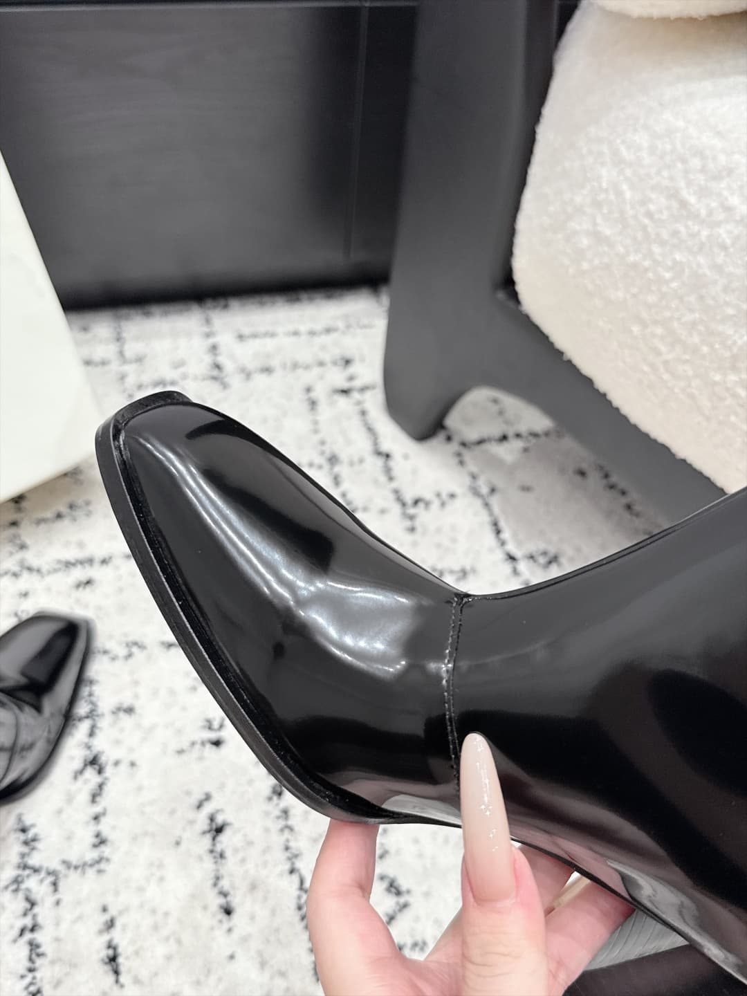 D12061 SAINT LAURENT Saint Laurent 26/ Classic thick-heel metal-closure boots — image 6