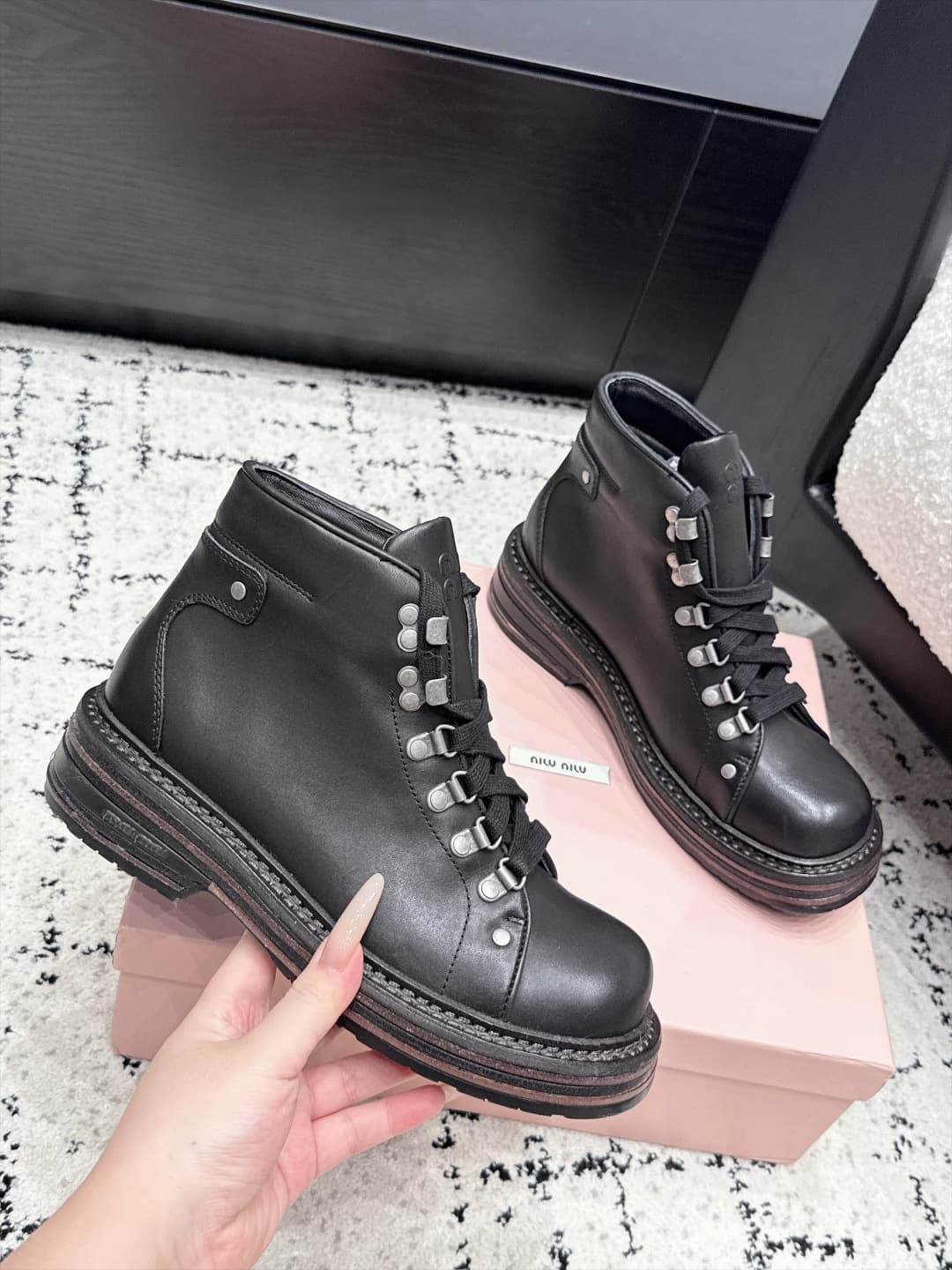 D10519 MIUMIU Miu 26/ Vintage/retro trendy round-toe high-top sneakers for early autumn shows — image 5