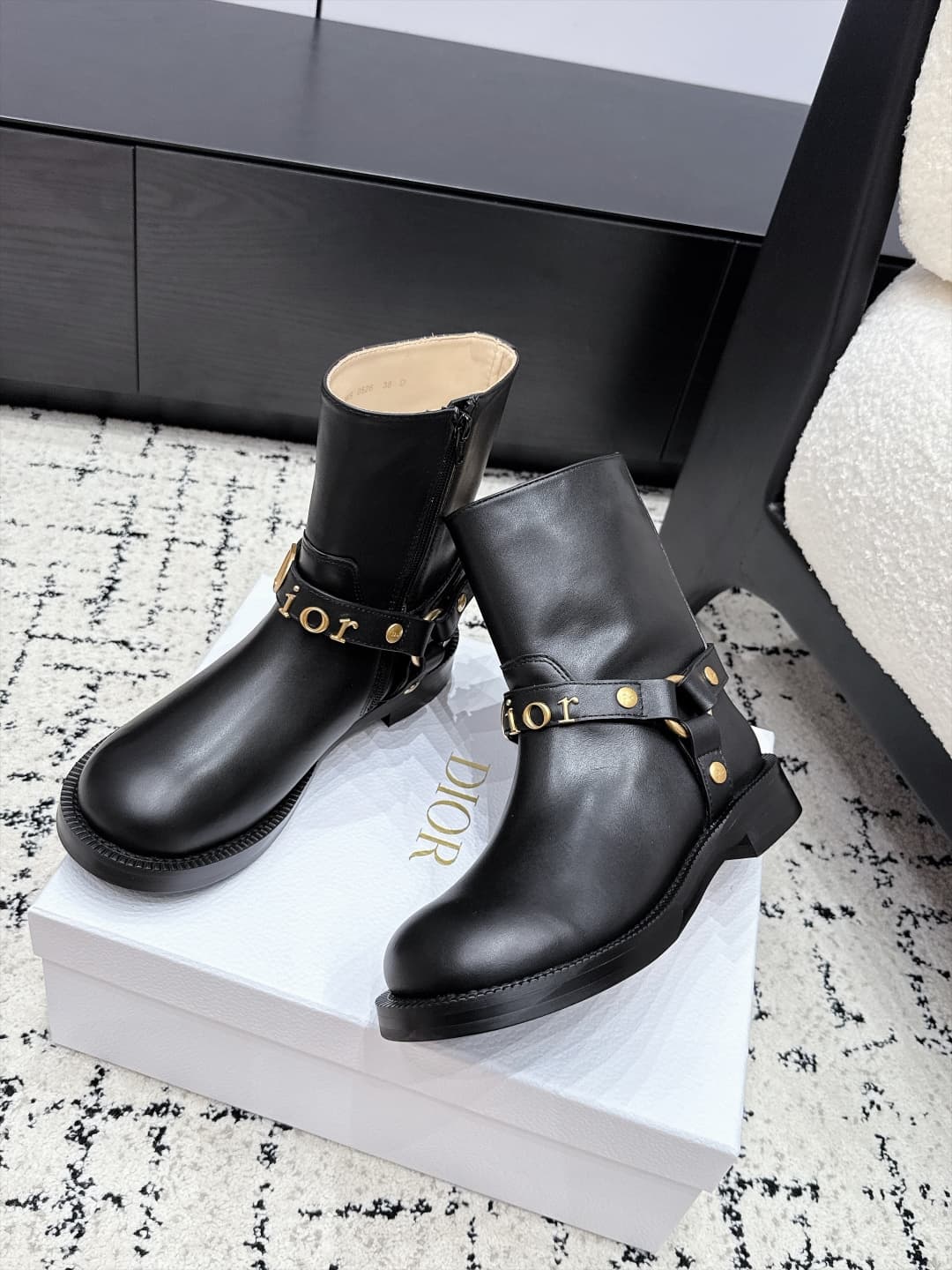 D8775 DIOR 26/ New autumn/winter models: popular riding boots with a strong presence at fashion shows — image 5