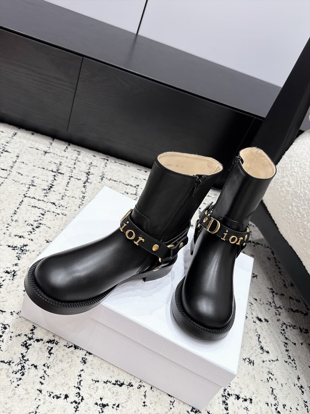 D8775 DIOR 26/ New autumn/winter models: popular riding boots with a strong presence at fashion shows — image 4