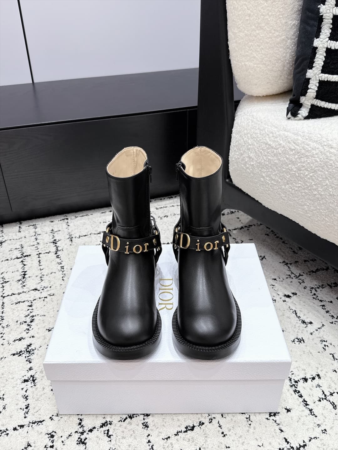 D8775 DIOR 26/ New autumn/winter models: popular riding boots with a strong presence at fashion shows — image 1