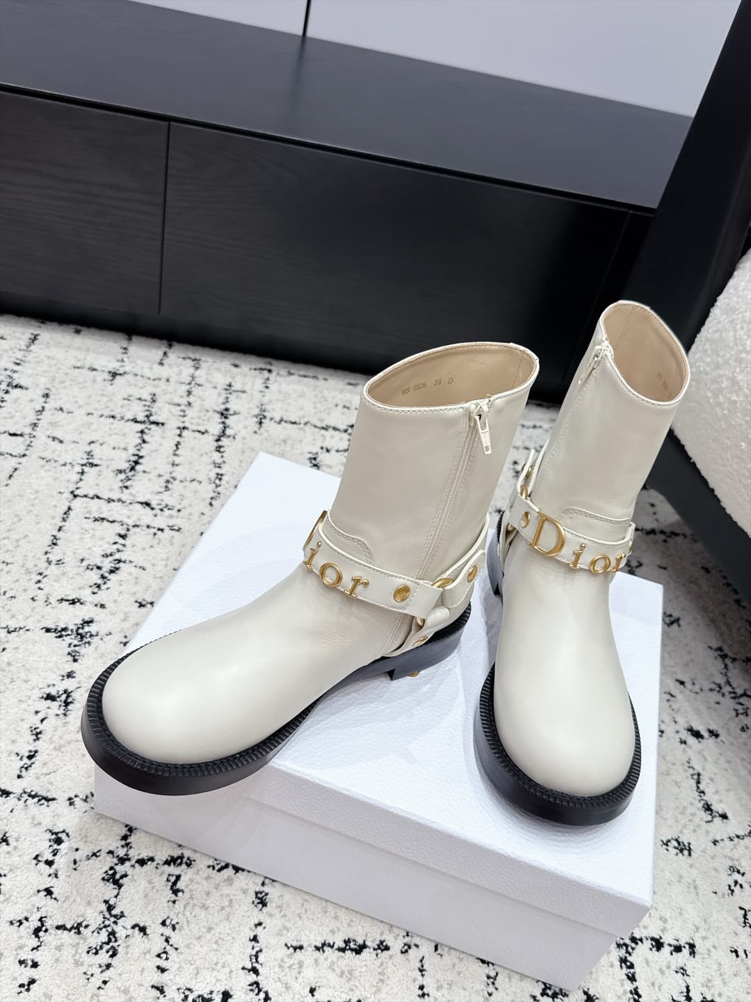 D8774 DIOR 26/ New fall/winter models: popular riding boots with a strong presence at fashion shows — image 4