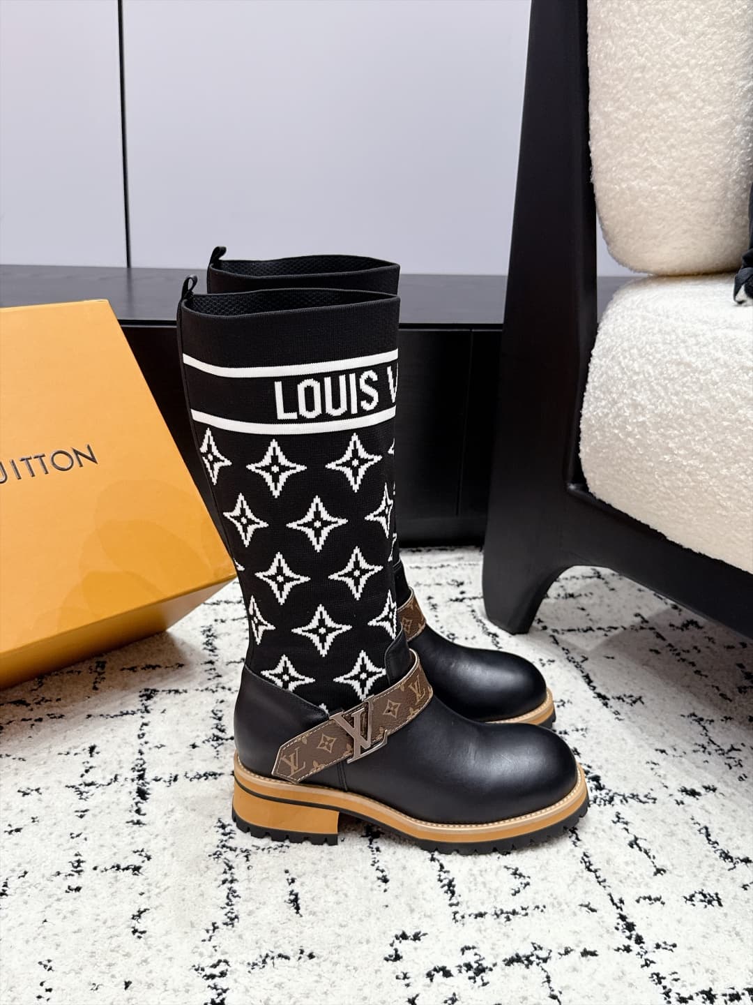 D8781 LOUIS VUITTON 26/ New Martin Boots, Chelsea Women’s Boots — image 2