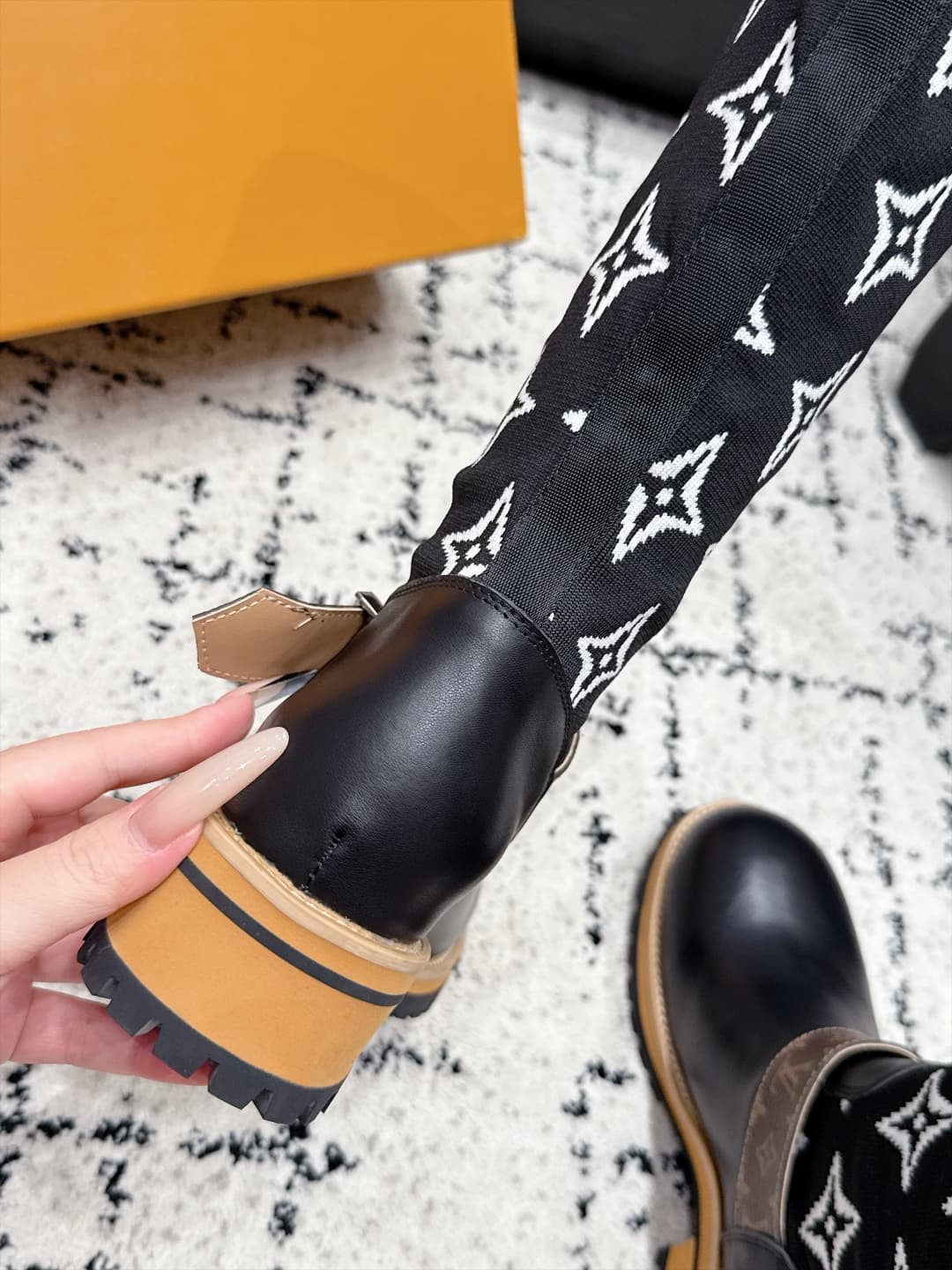 D8781 LOUIS VUITTON 26/ New Martin Boots, Chelsea Women’s Boots — image 8