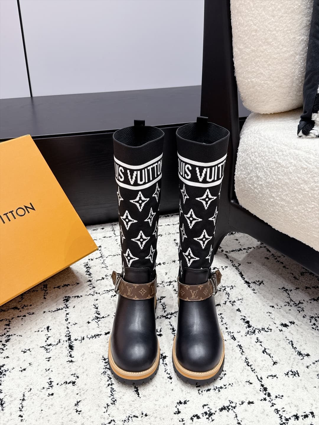 D8781 LOUIS VUITTON 26/ New Martin Boots, Chelsea Women’s Boots — image 1
