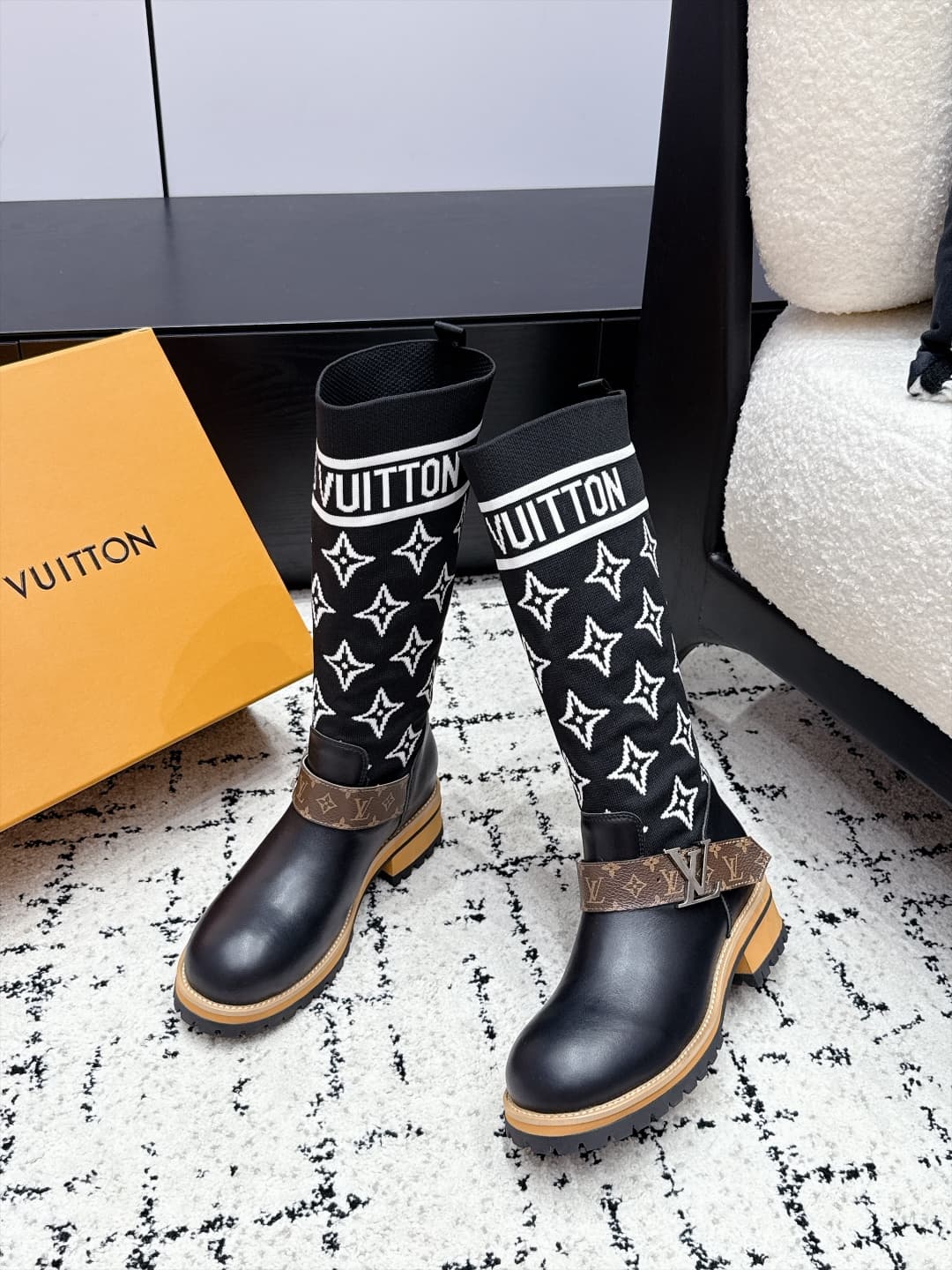 D8781 LOUIS VUITTON 26/ New Martin Boots, Chelsea Women’s Boots — image 4