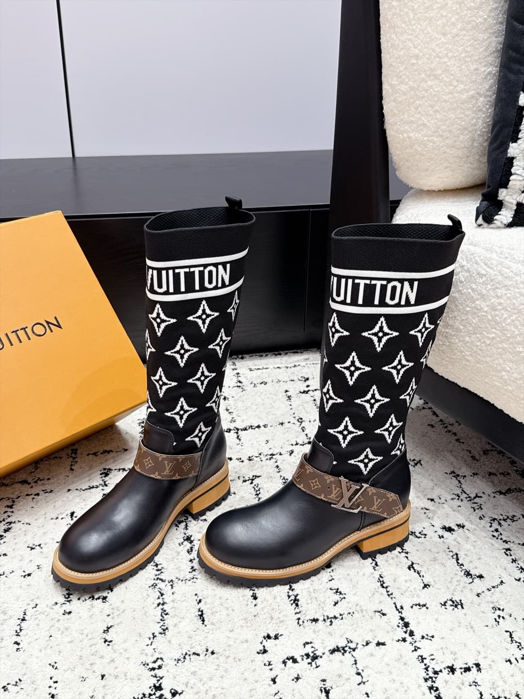 D8781 LOUIS VUITTON 26/ New Martin Boots, Chelsea Women’s Boots — image 3