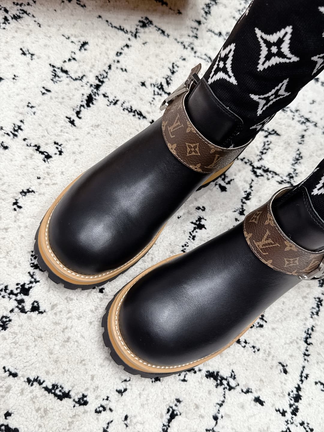 D8781 LOUIS VUITTON 26/ New Martin Boots, Chelsea Women’s Boots — image 6