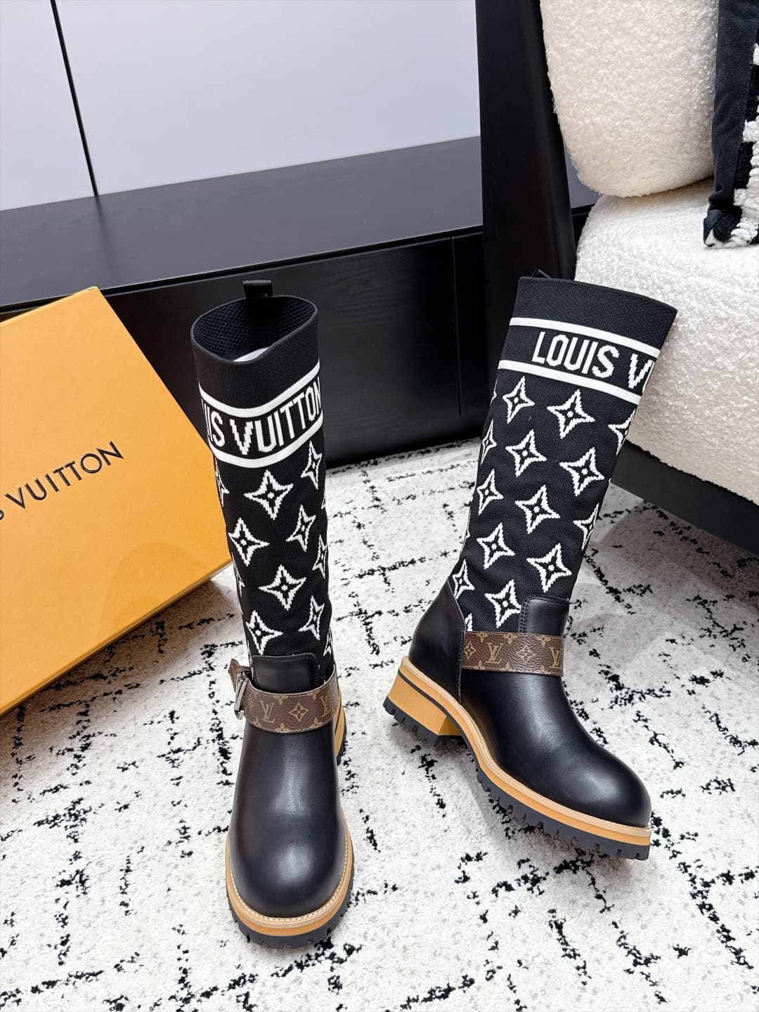 D8781 LOUIS VUITTON 26/ New Martin Boots, Chelsea Women’s Boots — image 5