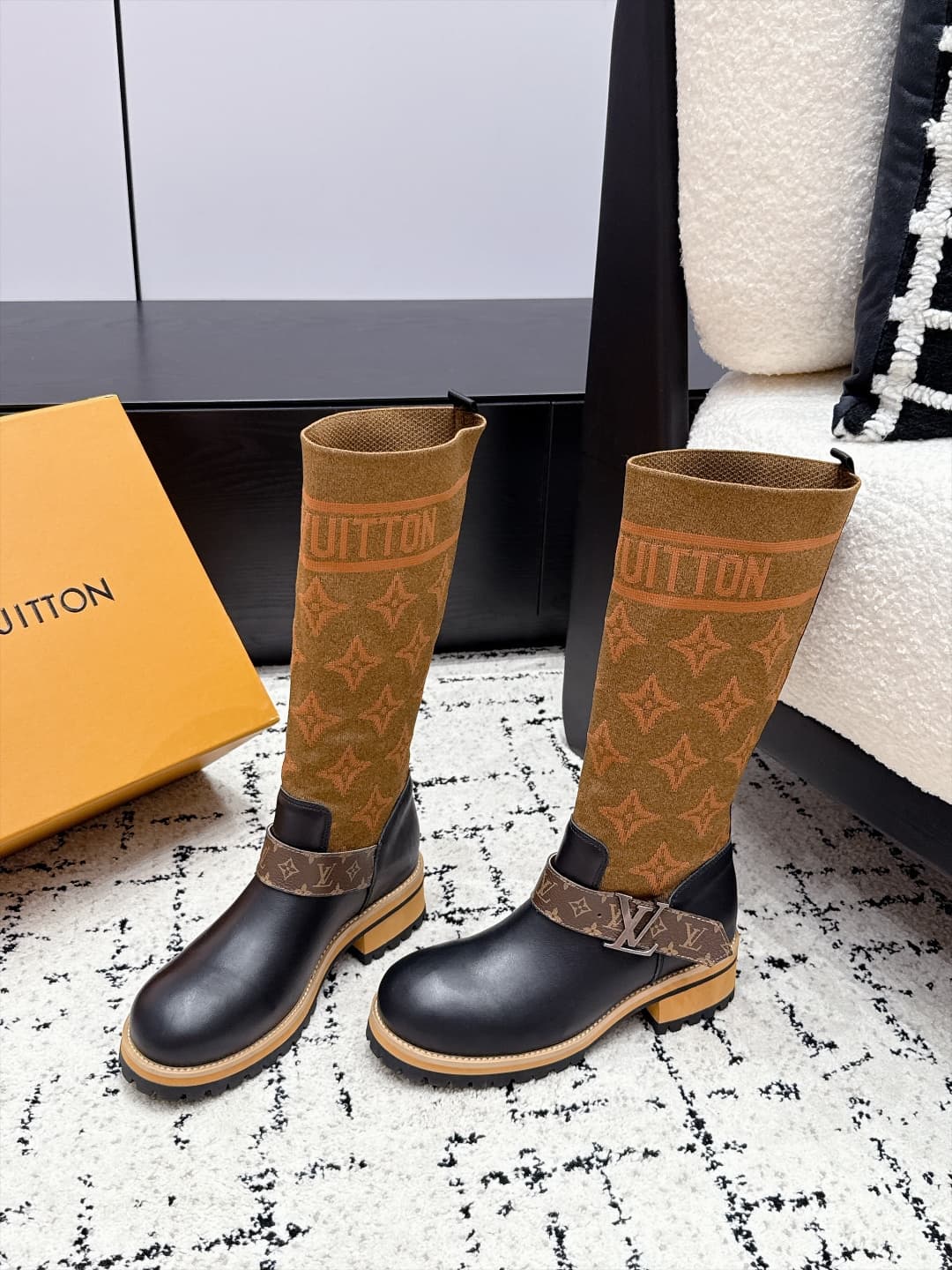 D8778 LOUIS VUITTON 26/ New Martin Boots, Chelsea Women’s Boots — image 3