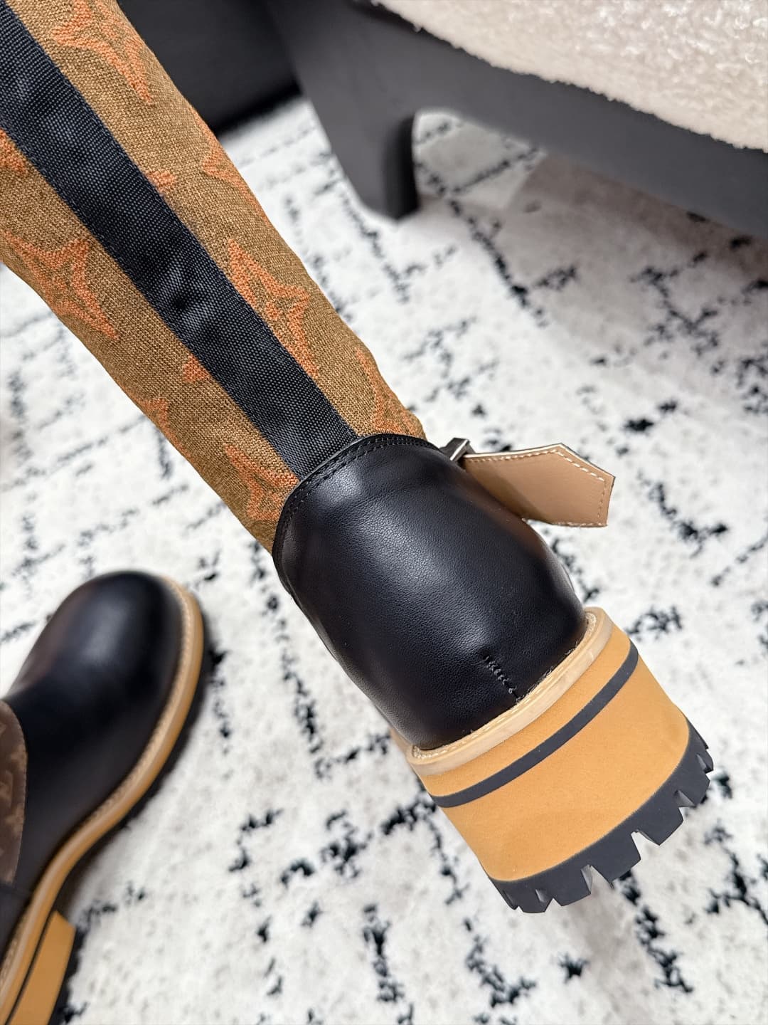D8778 LOUIS VUITTON 26/ New Martin Boots, Chelsea Women’s Boots — image 7
