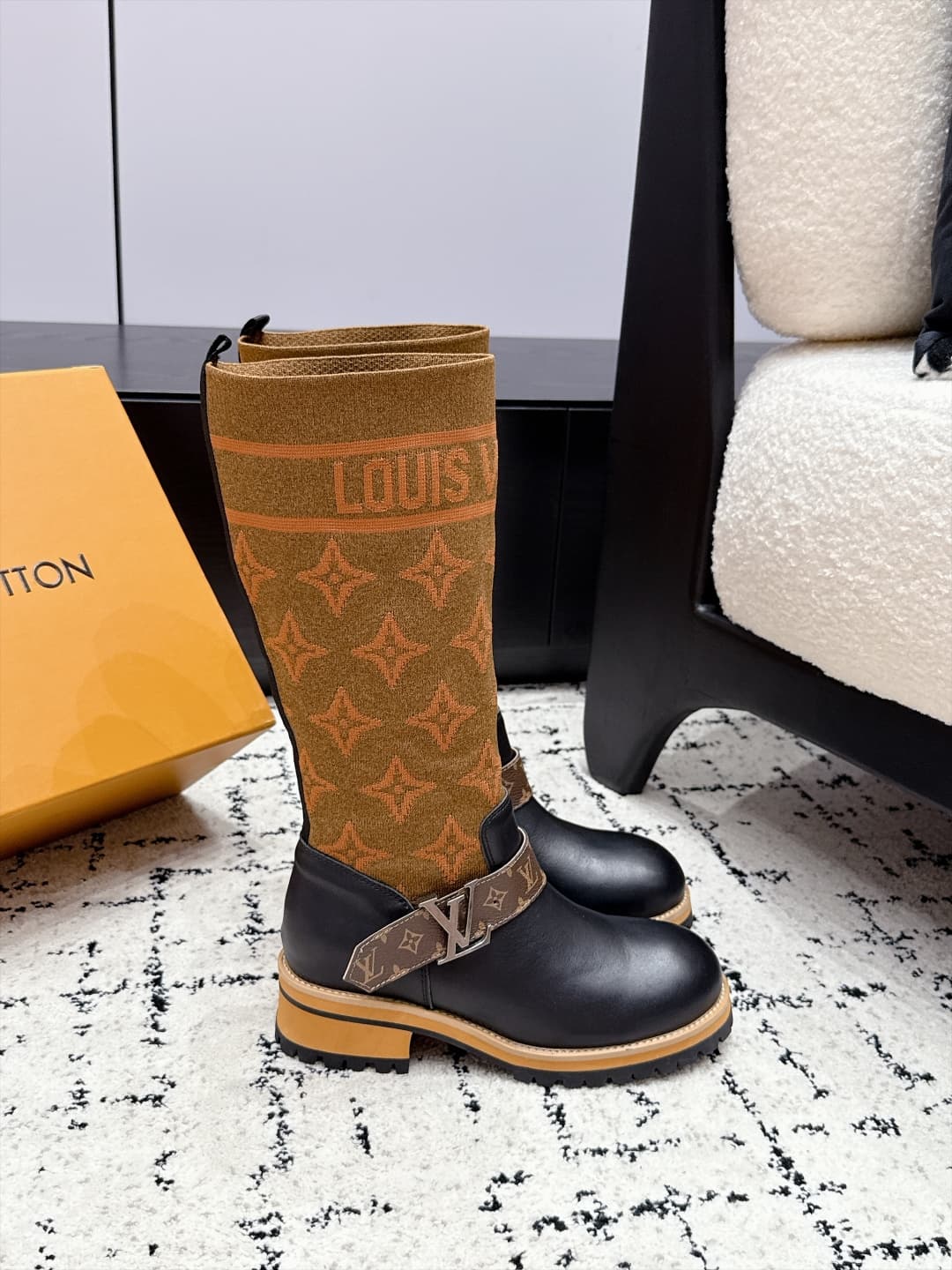 D8778 LOUIS VUITTON 26/ New Martin Boots, Chelsea Women’s Boots — image 2