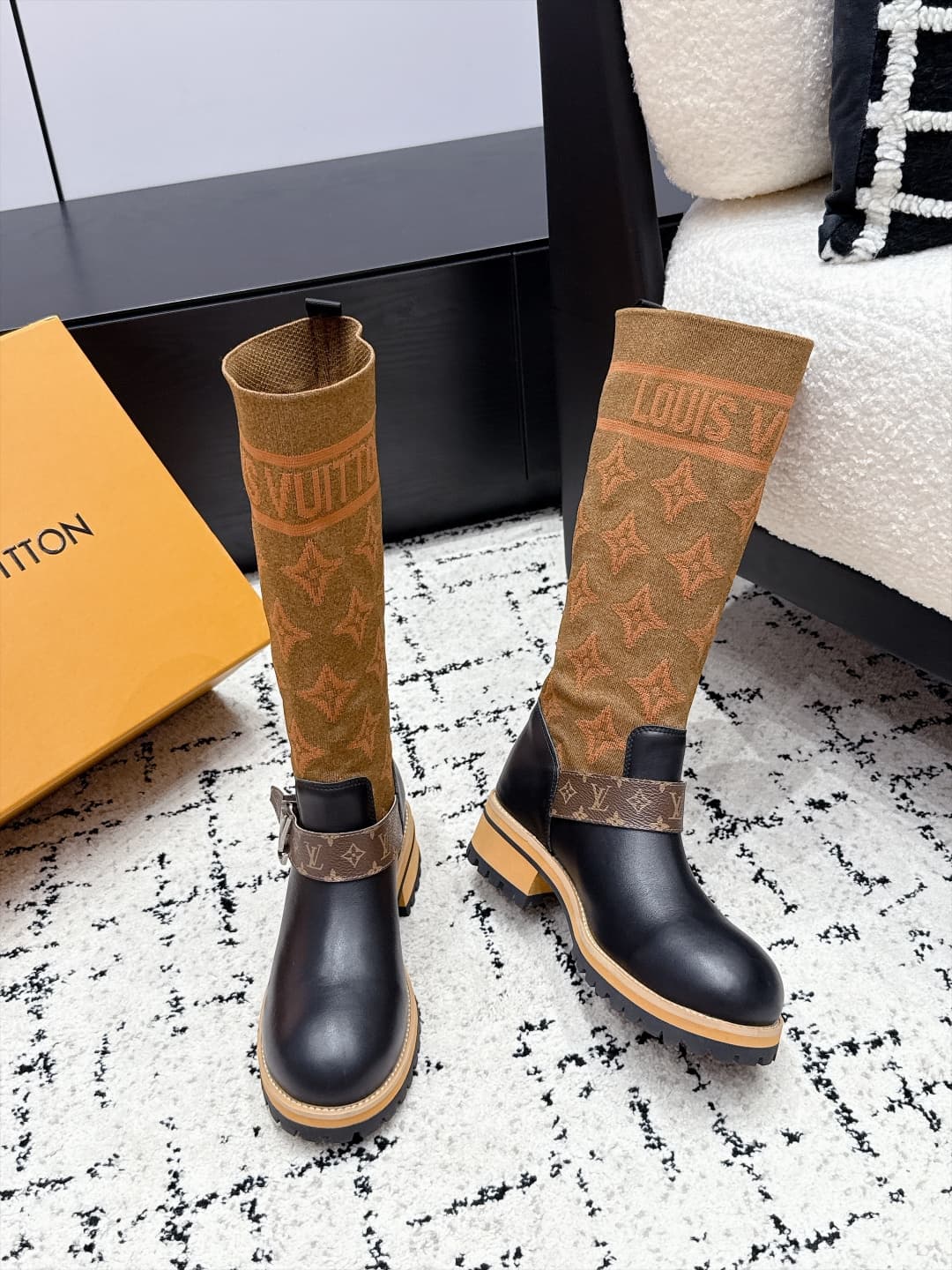 D8778 LOUIS VUITTON 26/ New Martin Boots, Chelsea Women’s Boots — image 5