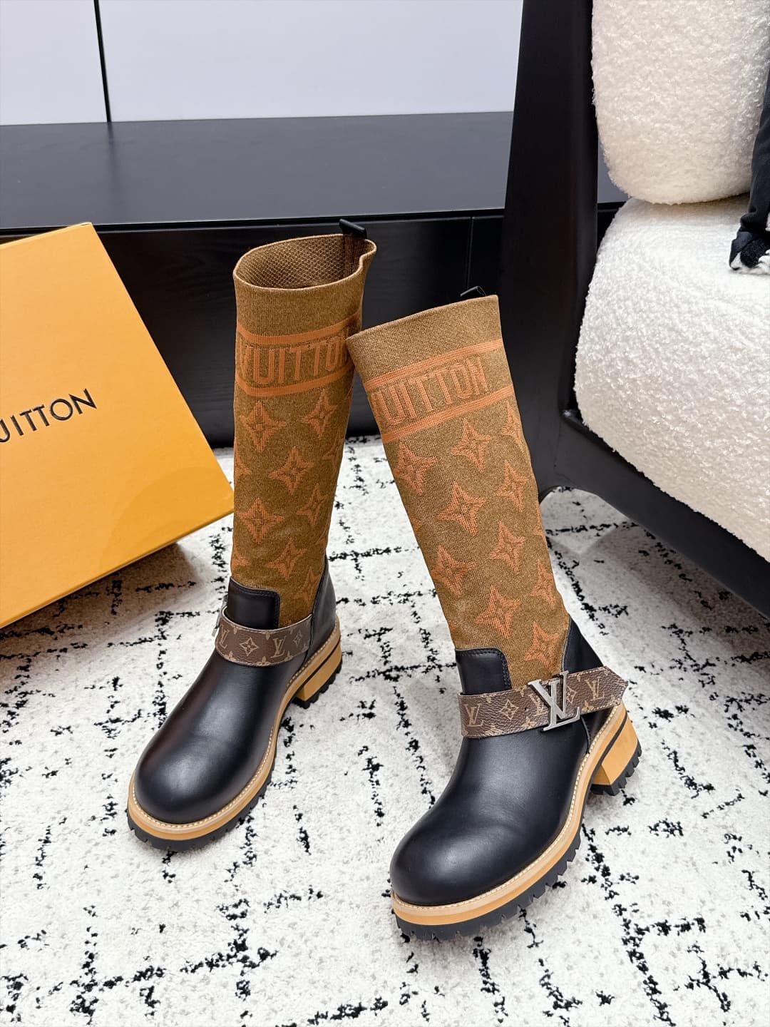 D8778 LOUIS VUITTON 26/ New Martin Boots, Chelsea Women’s Boots — image 4