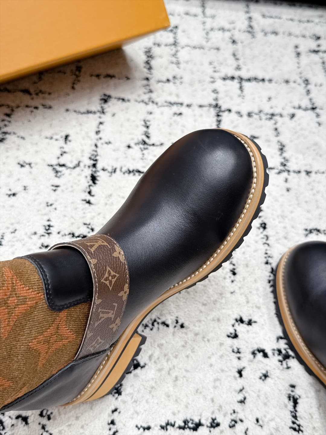 D8778 LOUIS VUITTON 26/ New Martin Boots, Chelsea Women’s Boots — image 6