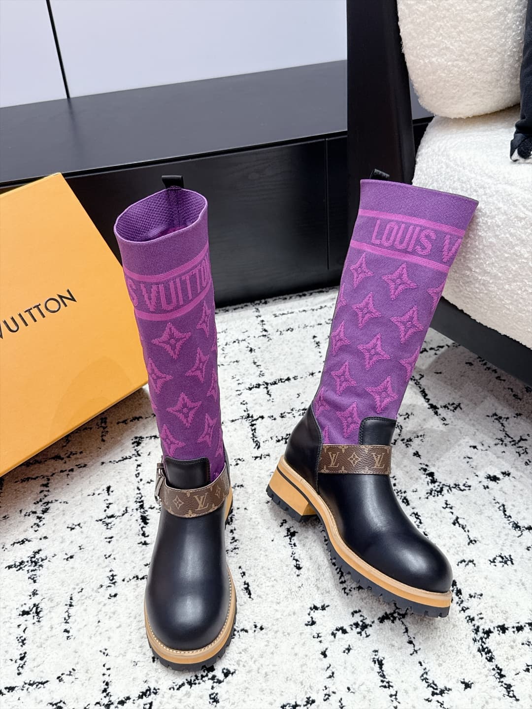 D8780 LOUIS VUITTON 26/ New Martin Boots, Chelsea Women’s Boots — image 5