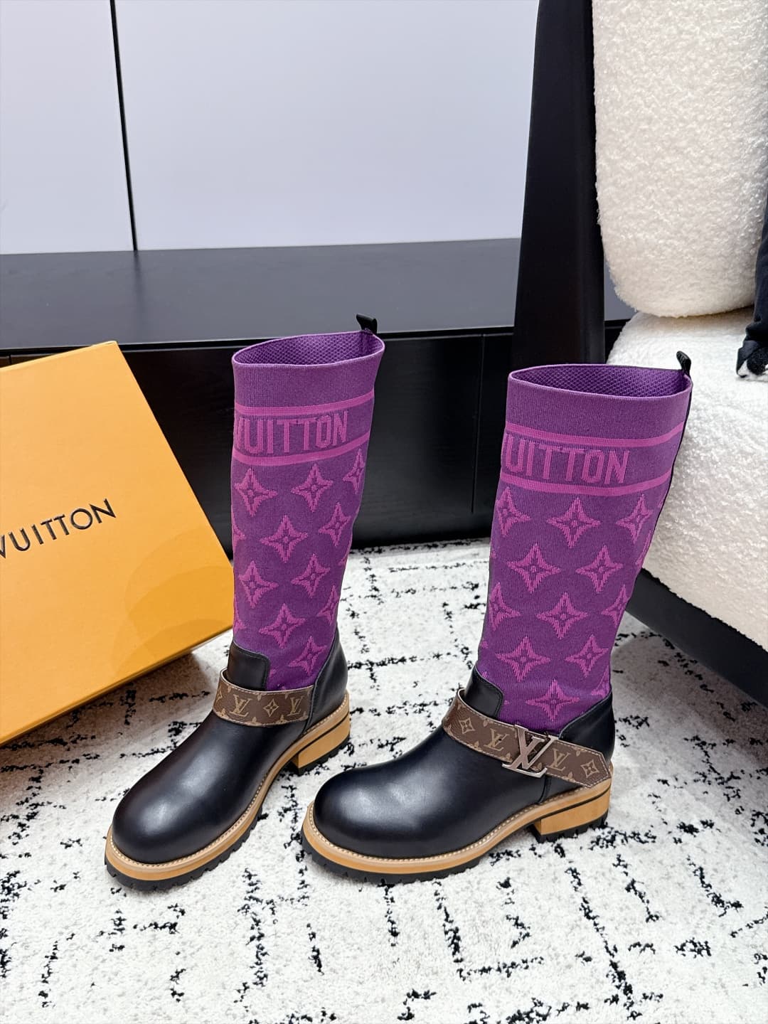 D8780 LOUIS VUITTON 26/ New Martin Boots, Chelsea Women’s Boots — image 3