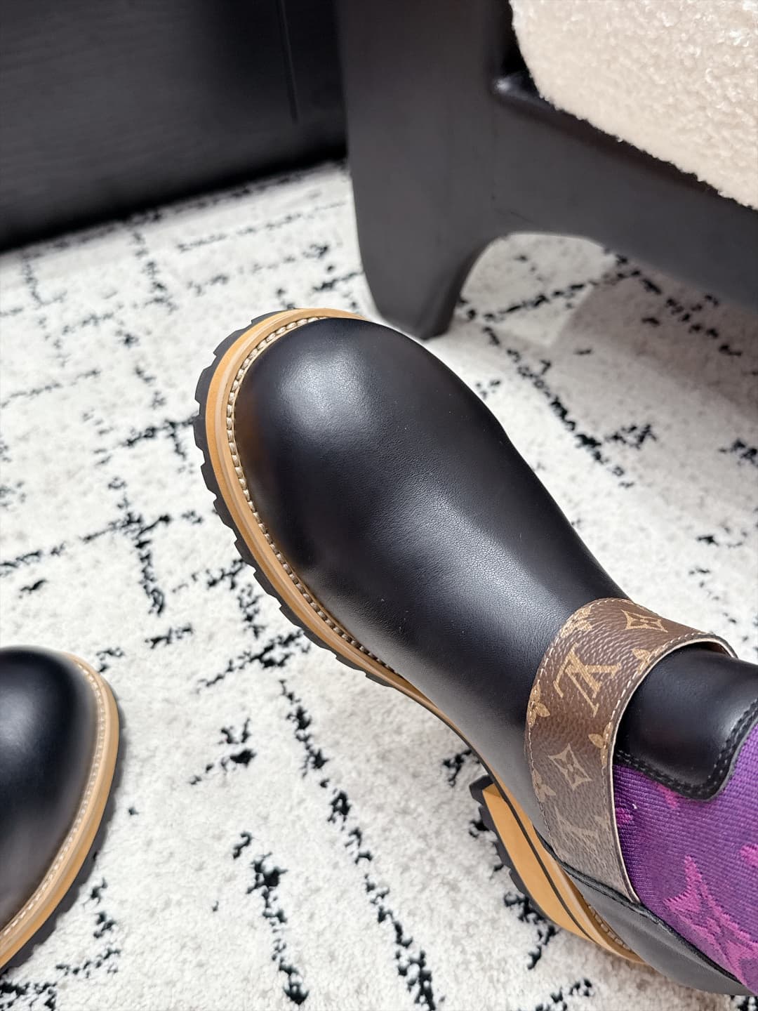 D8780 LOUIS VUITTON 26/ New Martin Boots, Chelsea Women’s Boots — image 6