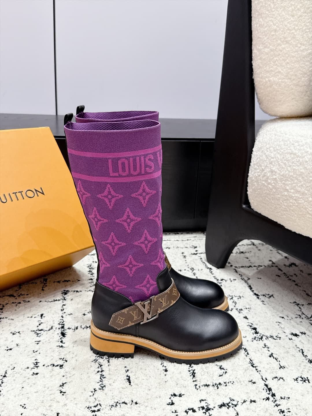 D8780 LOUIS VUITTON 26/ New Martin Boots, Chelsea Women’s Boots — image 2