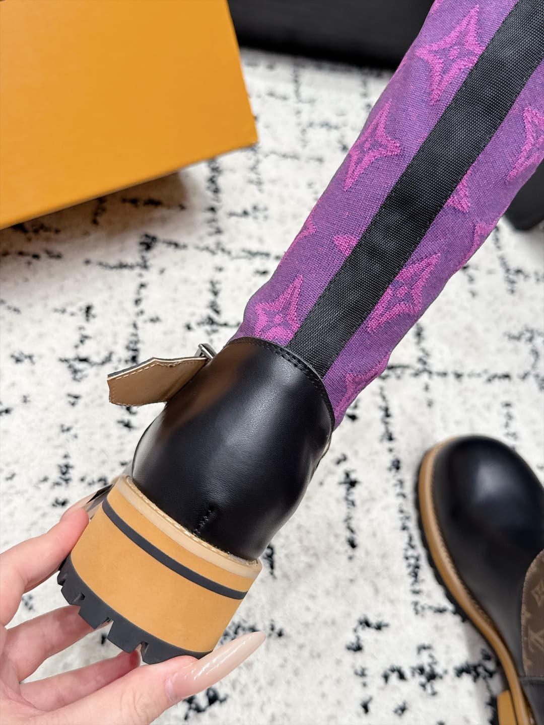 D8780 LOUIS VUITTON 26/ New Martin Boots, Chelsea Women’s Boots — image 7