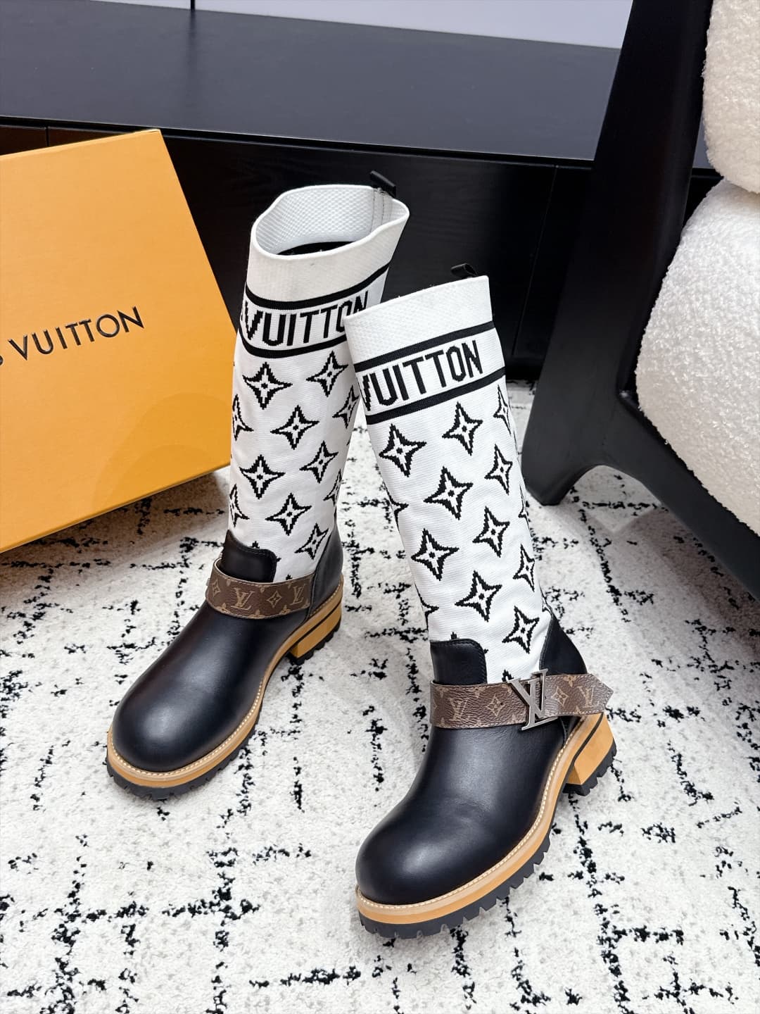 D8779 LOUIS VUITTON 26/ New Martin Boots, Chelsea Women’s Boots — image 4