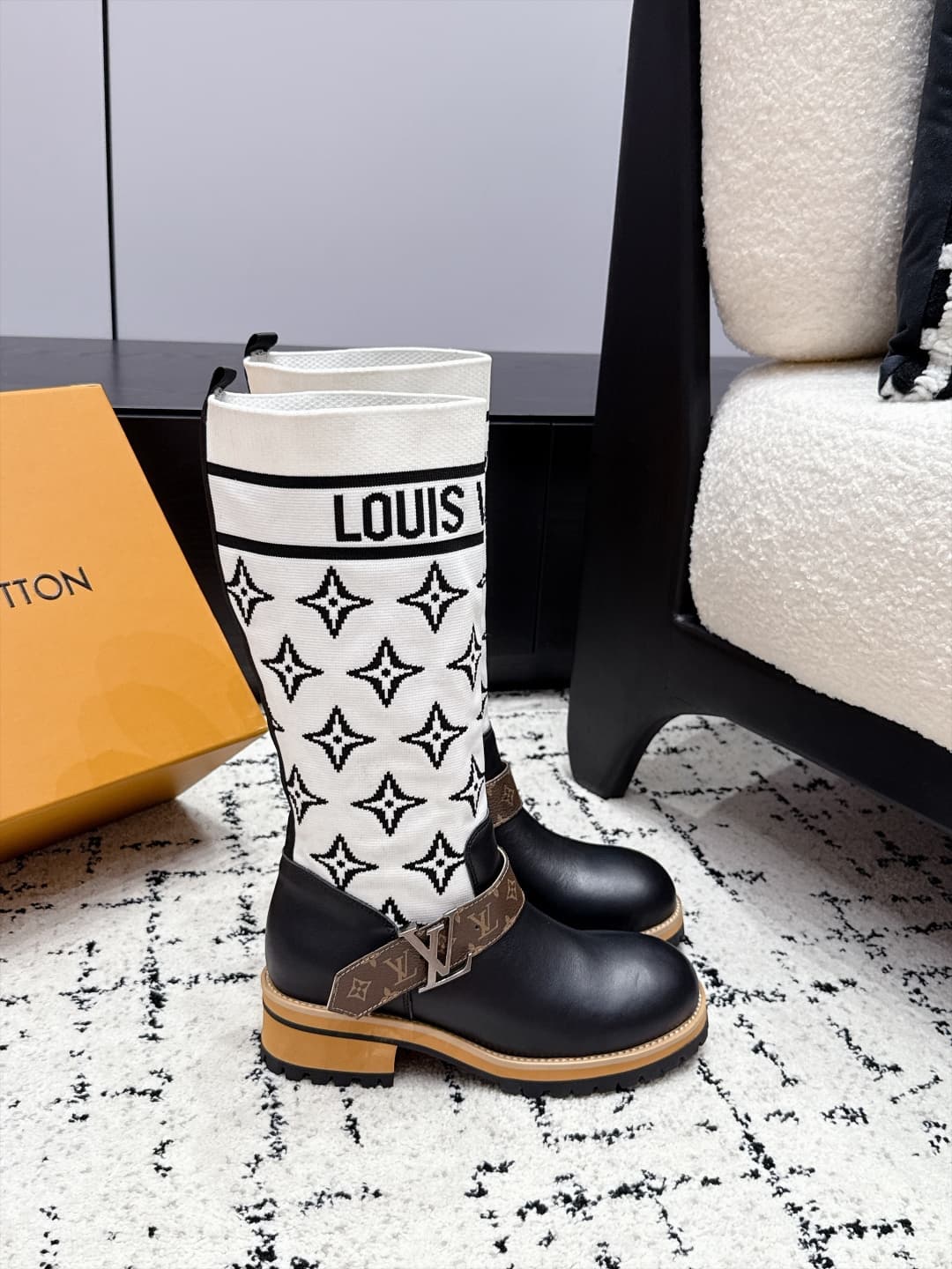 D8779 LOUIS VUITTON 26/ New Martin Boots, Chelsea Women’s Boots — image 2