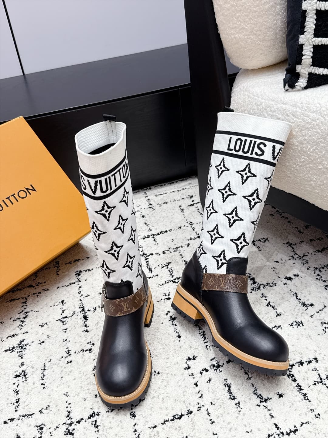 D8779 LOUIS VUITTON 26/ New Martin Boots, Chelsea Women’s Boots — image 5