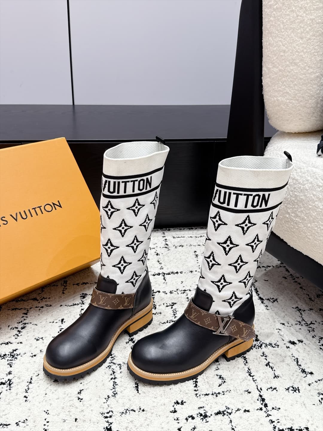 D8779 LOUIS VUITTON 26/ New Martin Boots, Chelsea Women’s Boots — image 3
