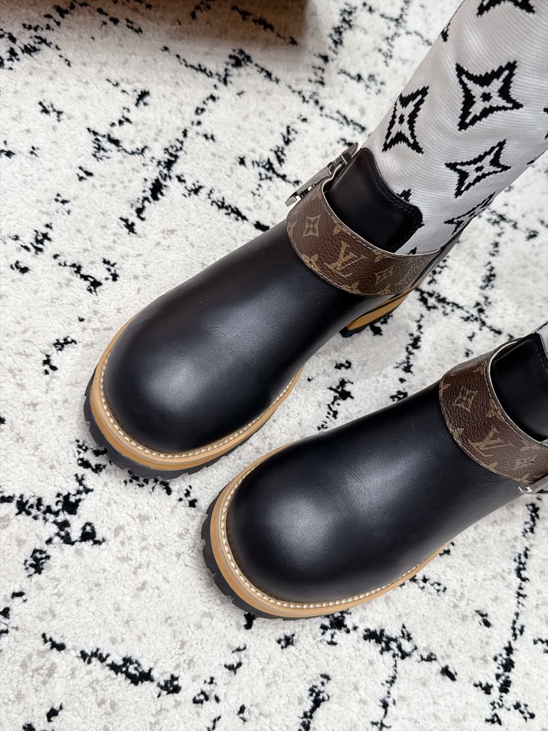 D8779 LOUIS VUITTON 26/ New Martin Boots, Chelsea Women’s Boots — image 6