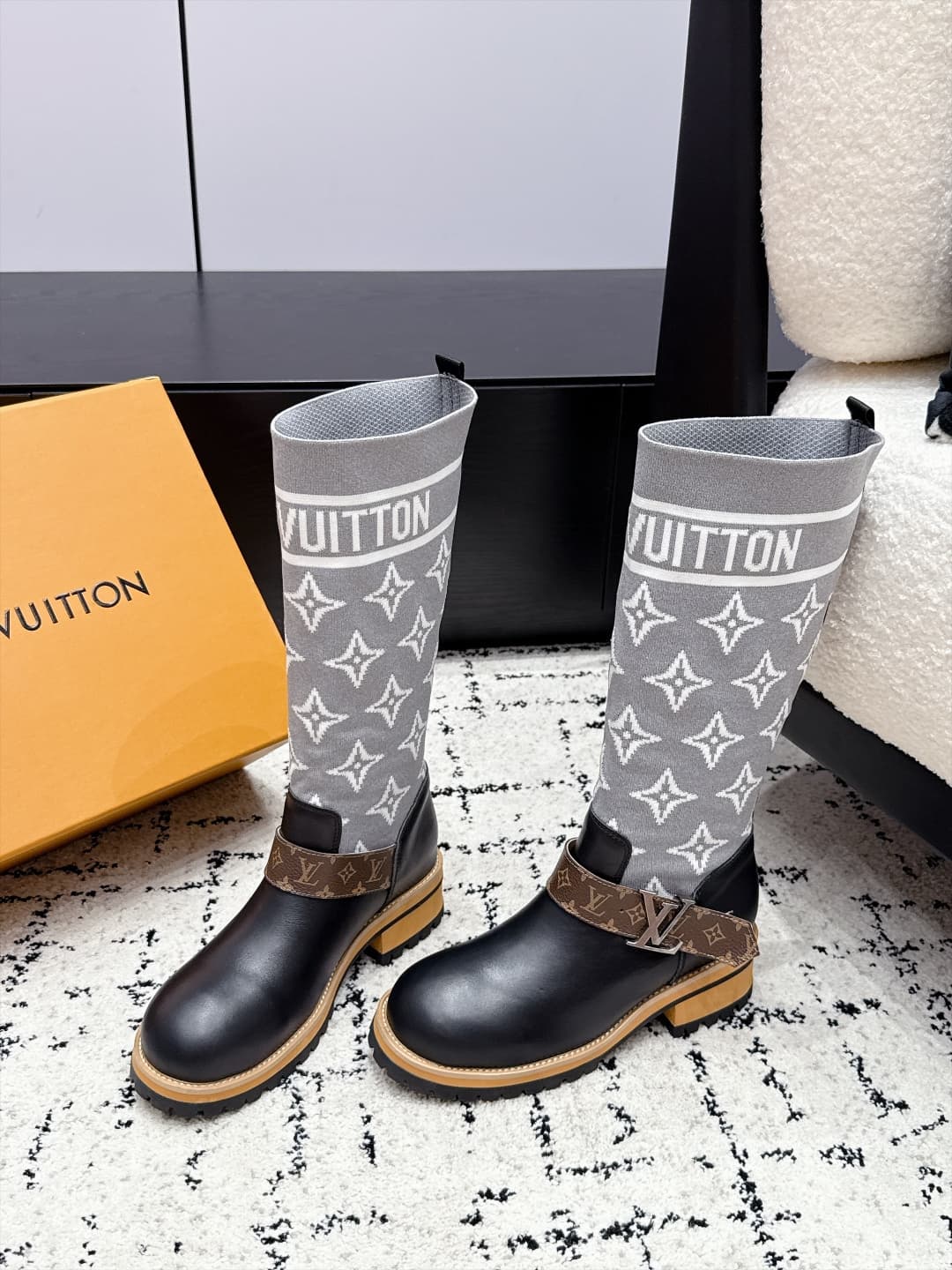 D8777 LOUIS VUITTON 26/ New Martin Boots, Chelsea Women’s Boots — image 3