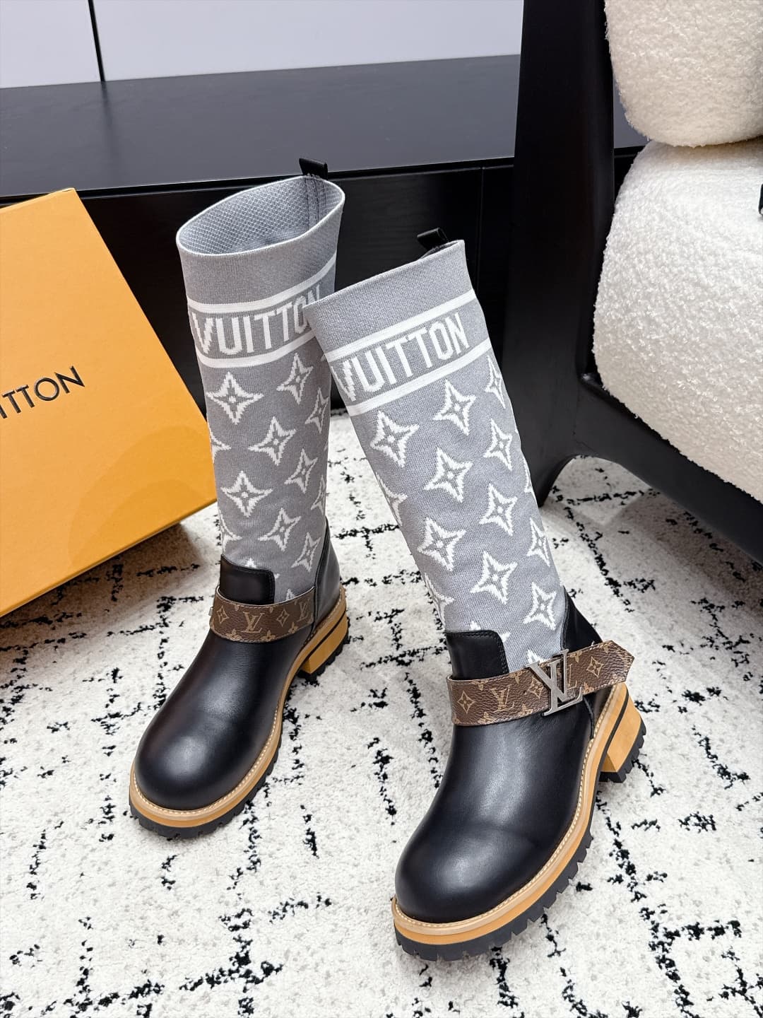 D8777 LOUIS VUITTON 26/ New Martin Boots, Chelsea Women’s Boots — image 4