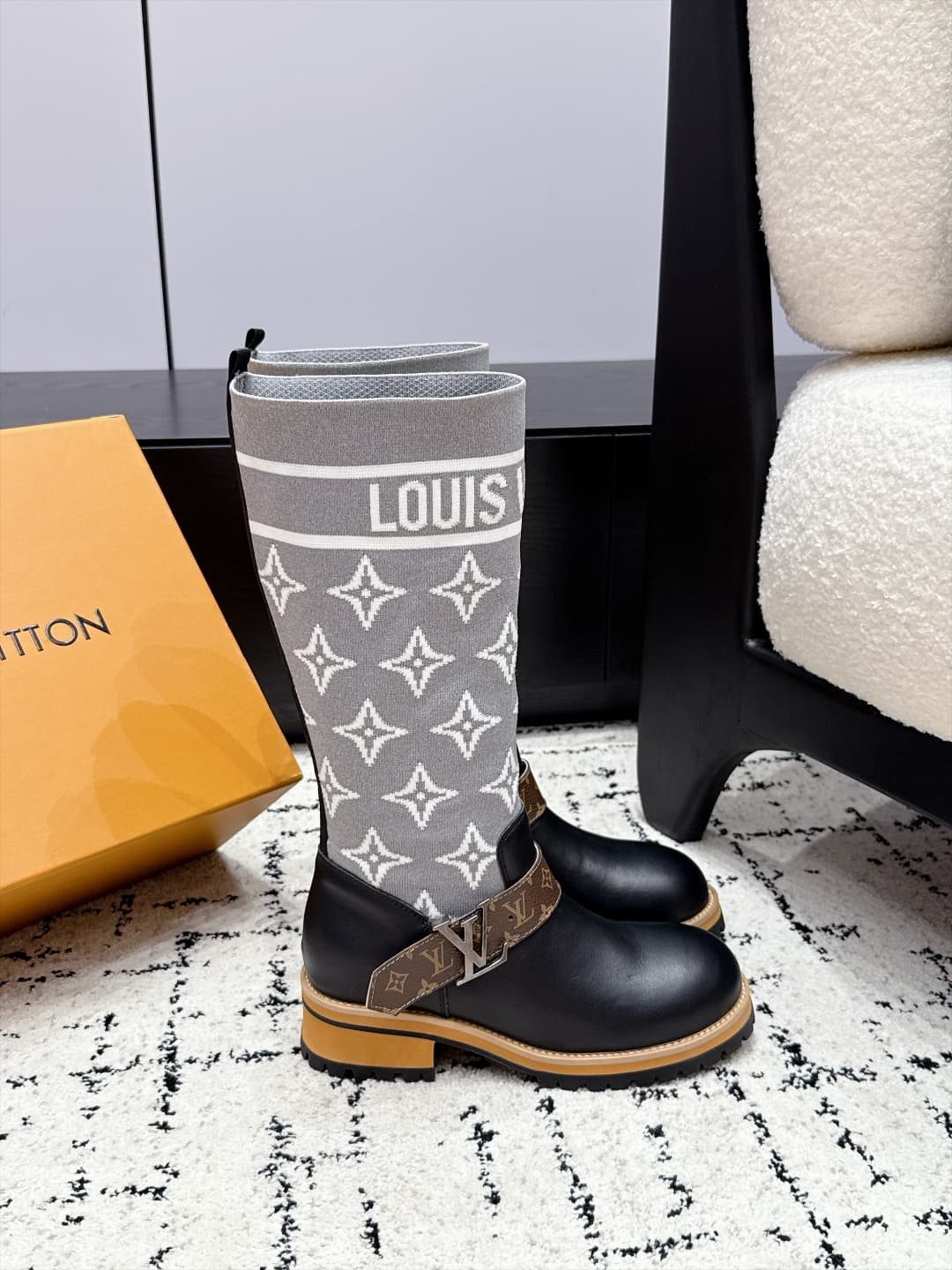 D8777 LOUIS VUITTON 26/ New Martin Boots, Chelsea Women’s Boots — image 2