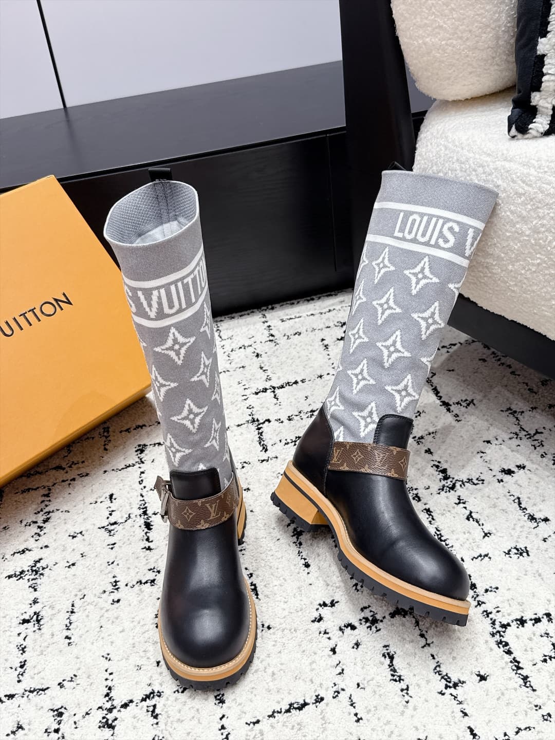 D8777 LOUIS VUITTON 26/ New Martin Boots, Chelsea Women’s Boots — image 5