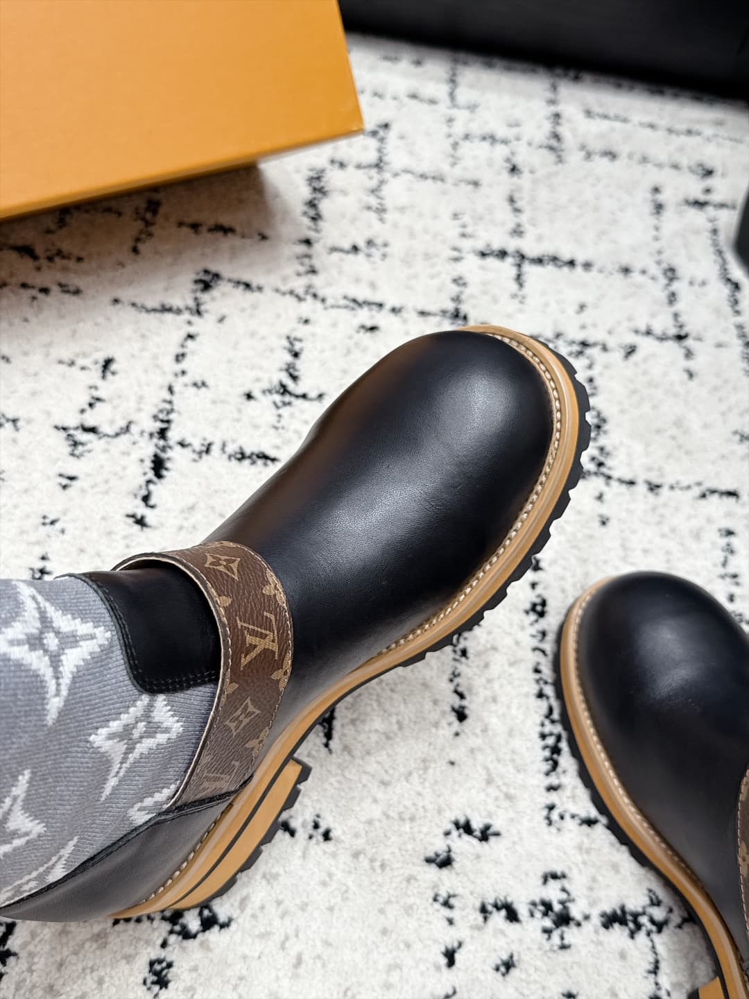 D8777 LOUIS VUITTON 26/ New Martin Boots, Chelsea Women’s Boots — image 6