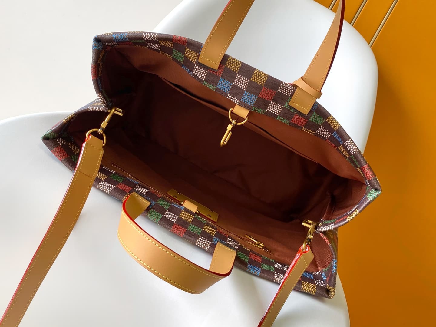 C5233 💰N00192 – Top-quality original design. The Shopper Tote bag features a style inspired by Louis Vuitton’s classic shopping bags, with clean lines and distinct LV logo elements. This handbag is made of LVers Damier Ebene fabric, along with a pattern r — image 8