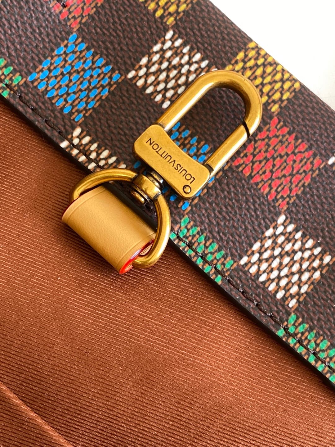 C5233 💰N00192 – Top-quality original design. The Shopper Tote bag features a style inspired by Louis Vuitton’s classic shopping bags, with clean lines and distinct LV logo elements. This handbag is made of LVers Damier Ebene fabric, along with a pattern r — image 7