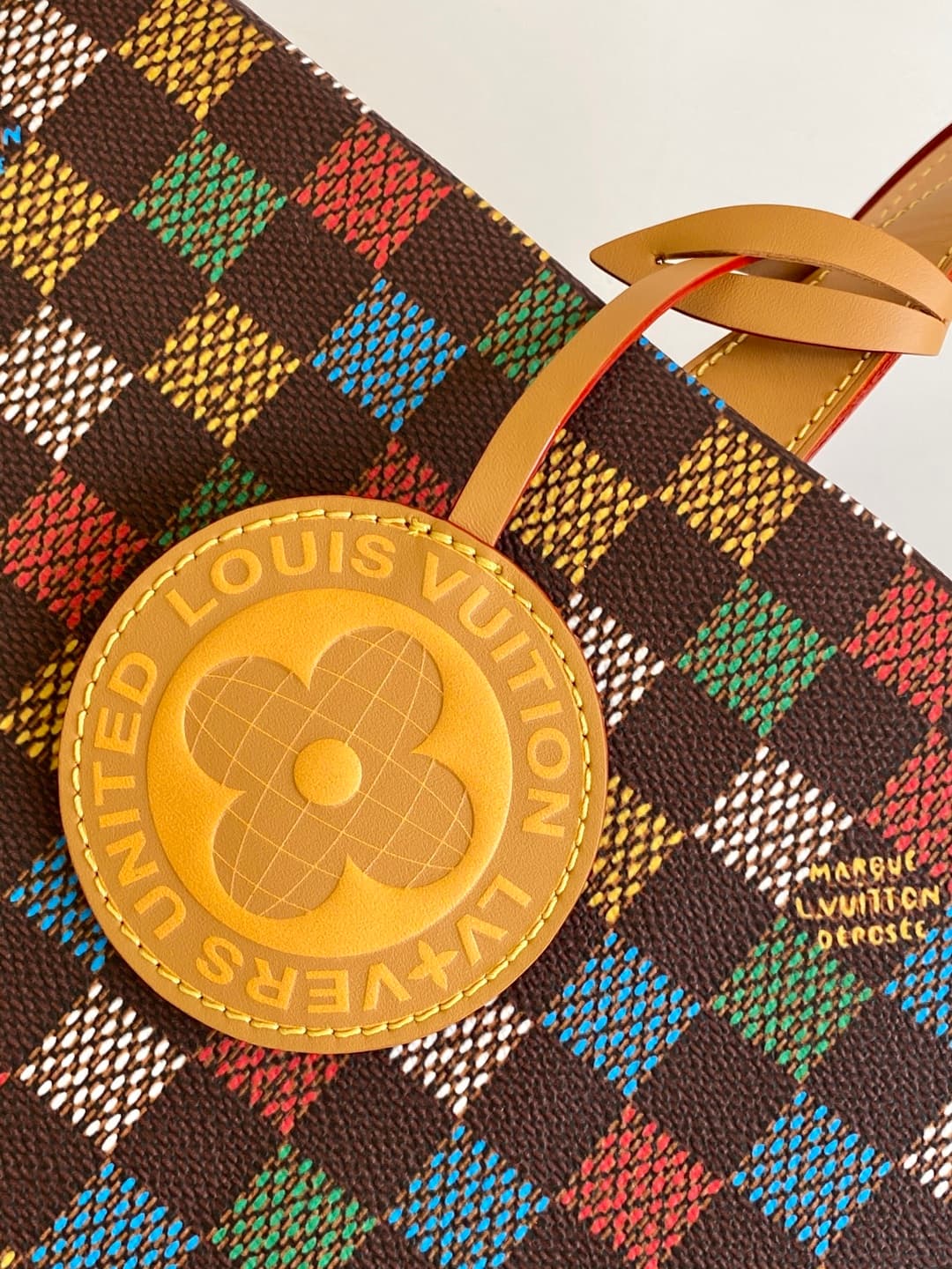 C5233 💰N00192 – Top-quality original design. The Shopper Tote bag features a style inspired by Louis Vuitton’s classic shopping bags, with clean lines and distinct LV logo elements. This handbag is made of LVers Damier Ebene fabric, along with a pattern r — image 6