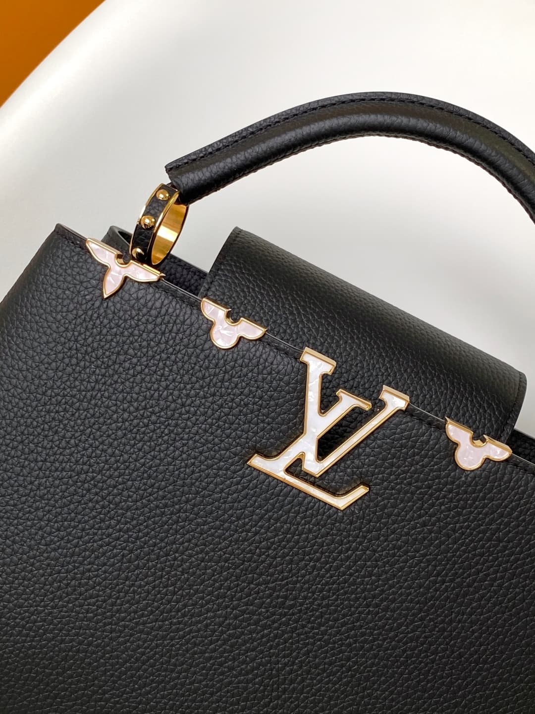 C5128 💰 M10169 M10168 M10167 M10166 High-quality original items; dynamic 163. This medium-sized Capucines handbag is made from rich Taurillon leather, with a glossy shell texture that features the Monogram floral pattern. The elegant colors and delicate f — image 5