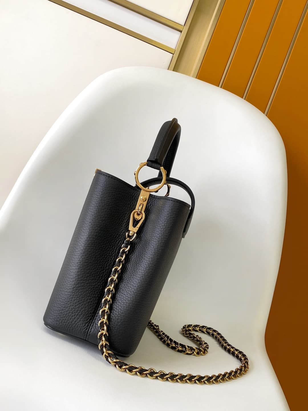 C5128 💰 M10169 M10168 M10167 M10166 High-quality original items; dynamic 163. This medium-sized Capucines handbag is made from rich Taurillon leather, with a glossy shell texture that features the Monogram floral pattern. The elegant colors and delicate f — image 3