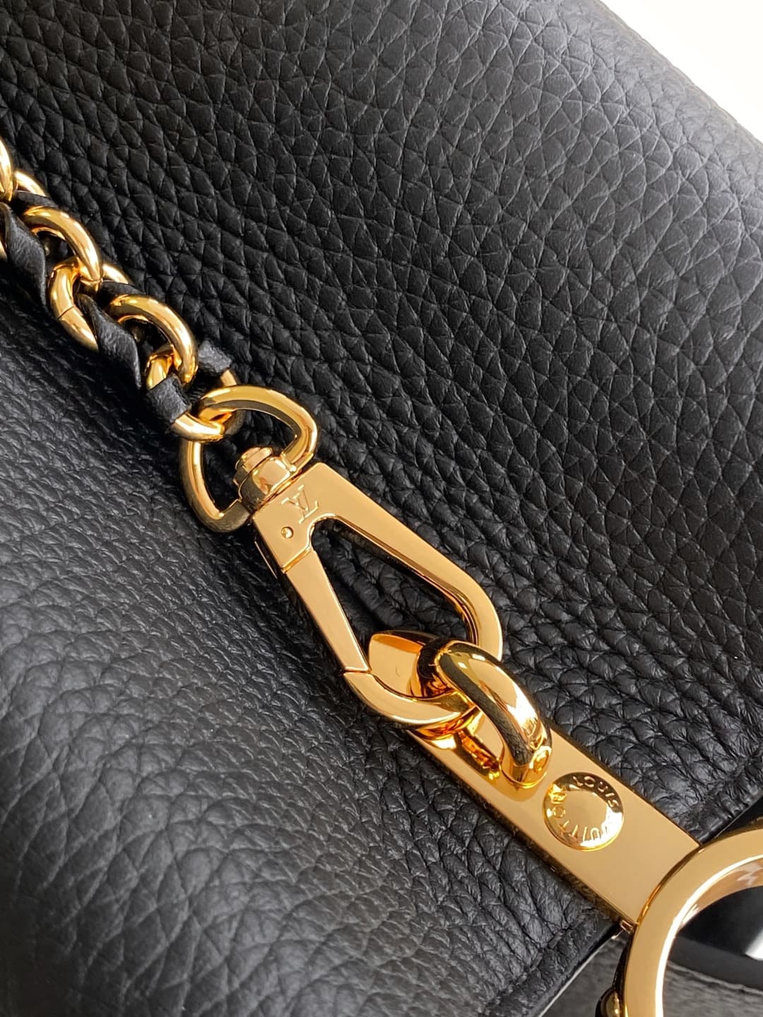 C5128 💰 M10169 M10168 M10167 M10166 High-quality original items; dynamic 163. This medium-sized Capucines handbag is made from rich Taurillon leather, with a glossy shell texture that features the Monogram floral pattern. The elegant colors and delicate f — image 6