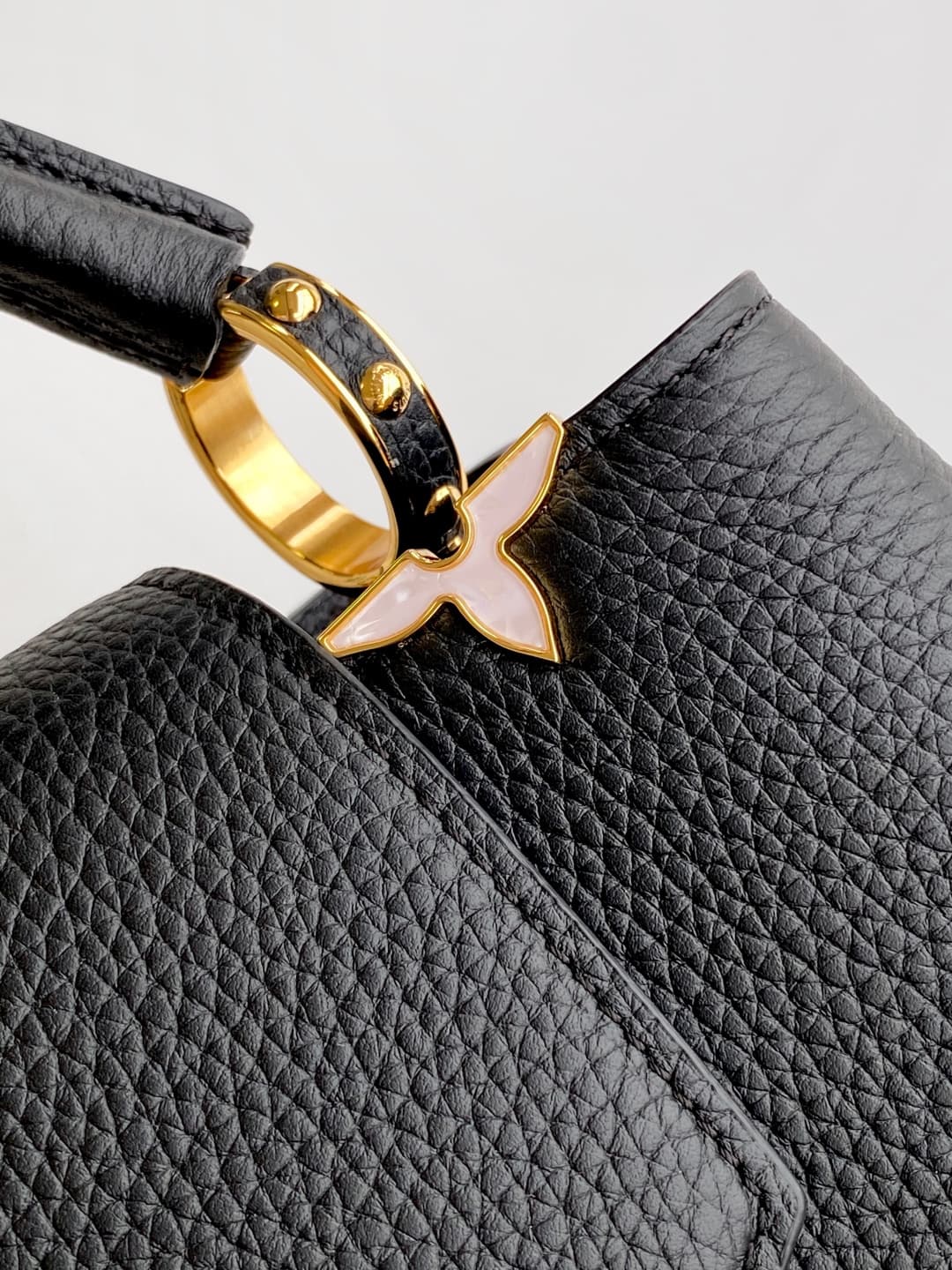 C5128 💰 M10169 M10168 M10167 M10166 High-quality original items; dynamic 163. This medium-sized Capucines handbag is made from rich Taurillon leather, with a glossy shell texture that features the Monogram floral pattern. The elegant colors and delicate f — image 7
