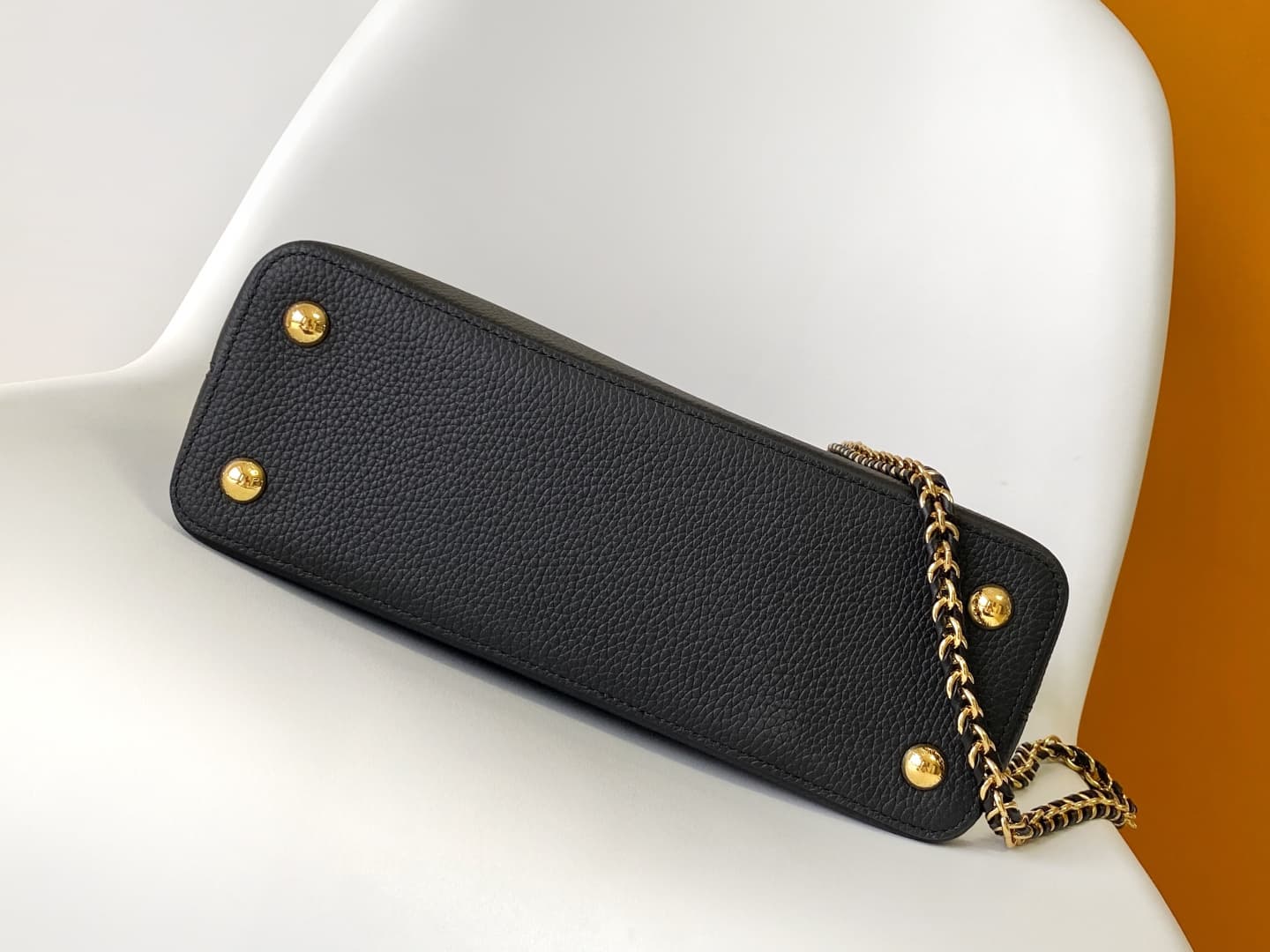 C5128 💰 M10169 M10168 M10167 M10166 High-quality original items; dynamic 163. This medium-sized Capucines handbag is made from rich Taurillon leather, with a glossy shell texture that features the Monogram floral pattern. The elegant colors and delicate f — image 4